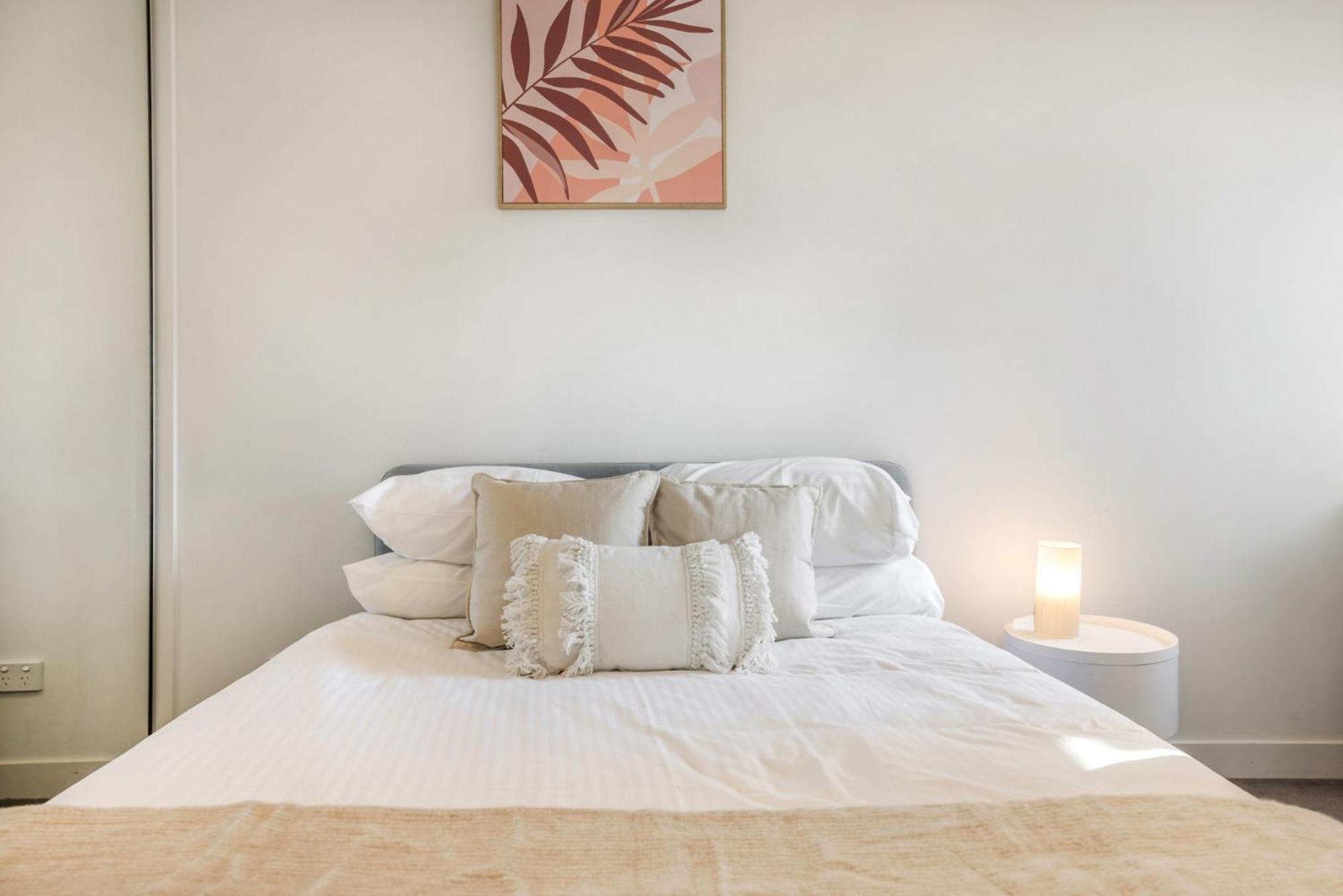 Comfy 2-bed Balcony Unit Near Iconic Chapel St Apartment