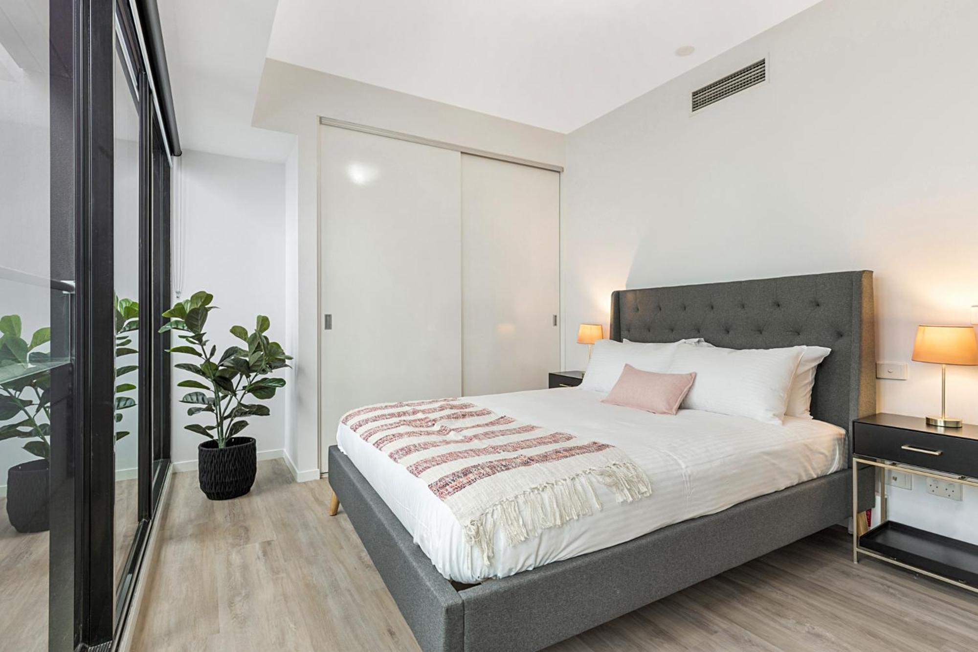 Executive Unit With Pool And Gym Near Riverfront *