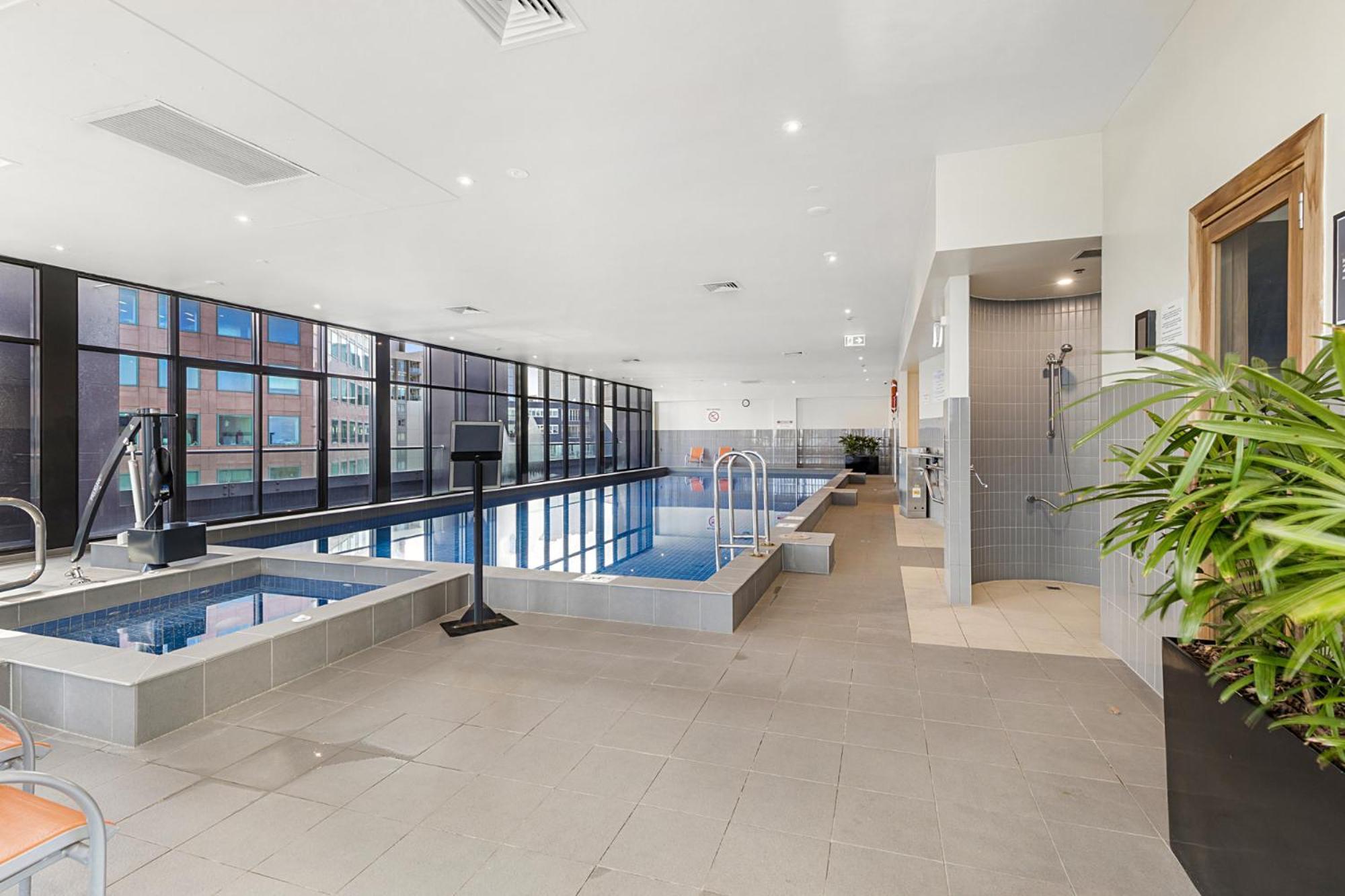 Executive Unit With Pool And Gym Near Riverfront Melbourne