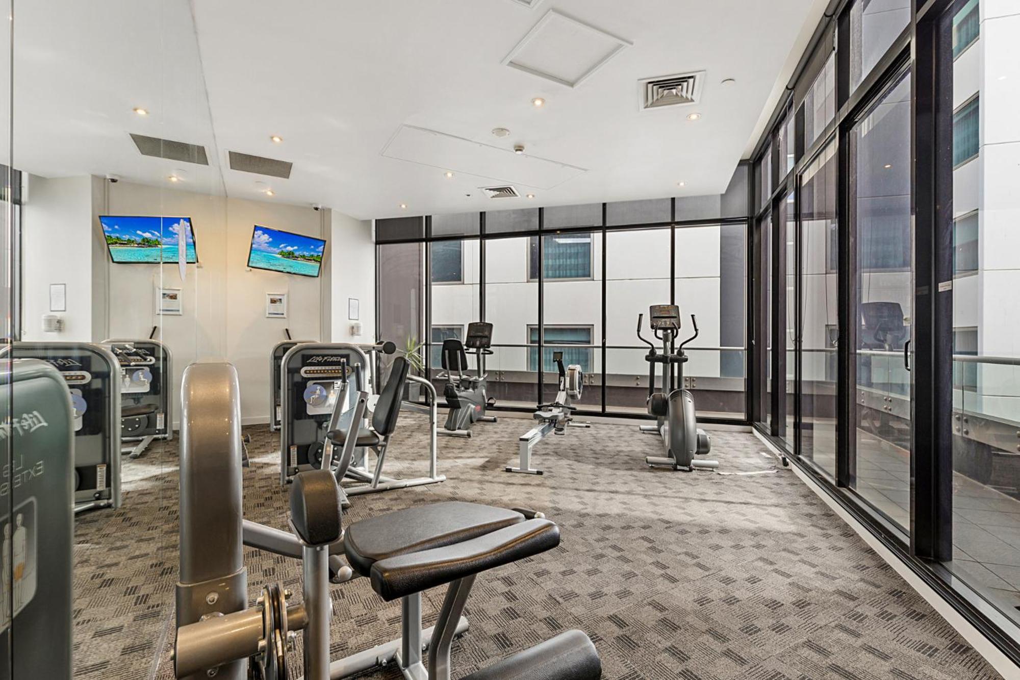 Executive Unit With Pool And Gym Near Riverfront *