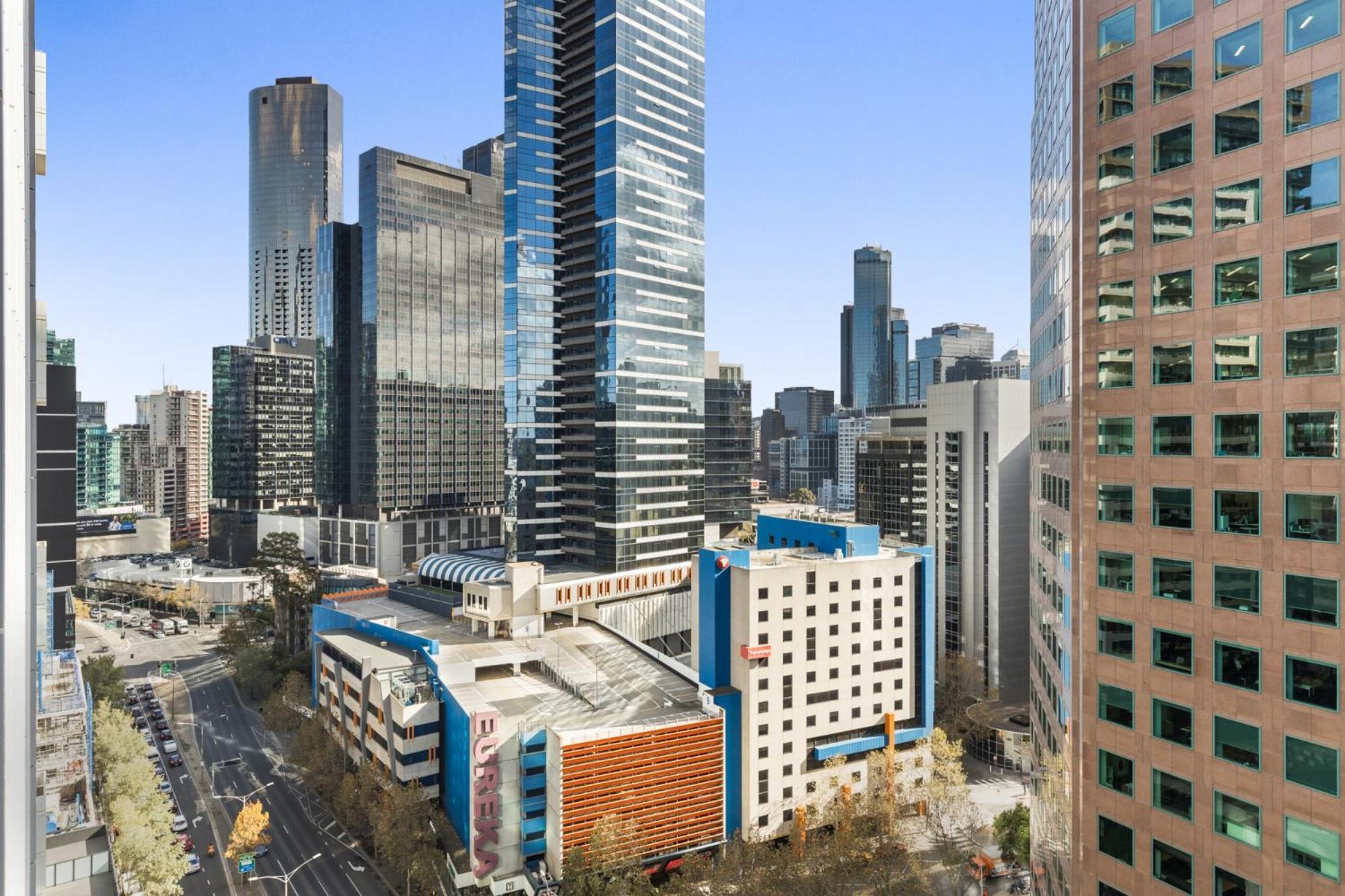 Apartment Executive Unit With Pool And Gym Near Riverfront Melbourne