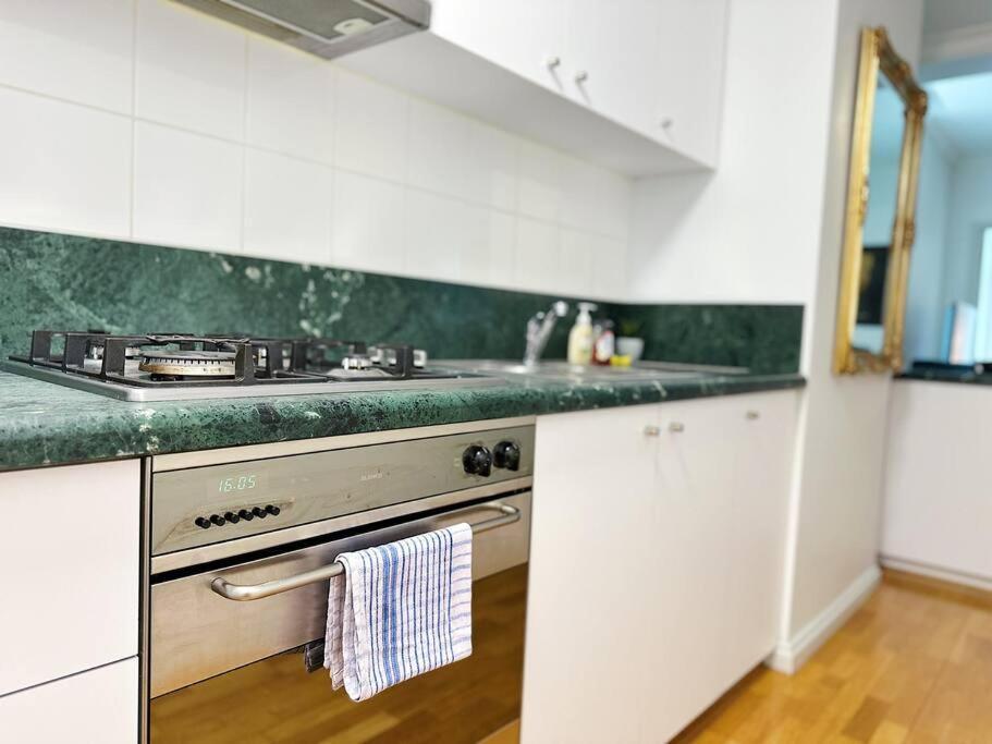 Aspire Cbd One Bedroom With Indoor Pool & Parking Available *