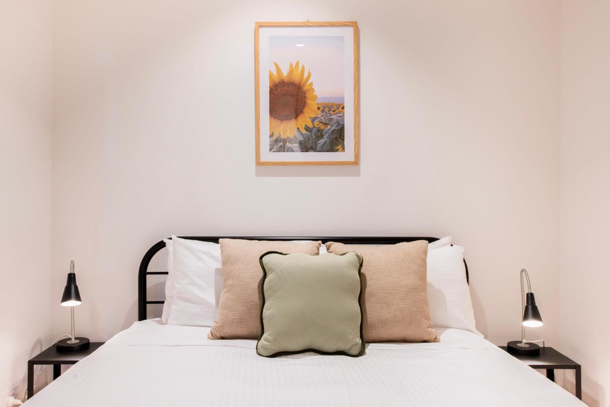 Latrobe St Gem 2-bedroom With Huge Deck & Car Park *