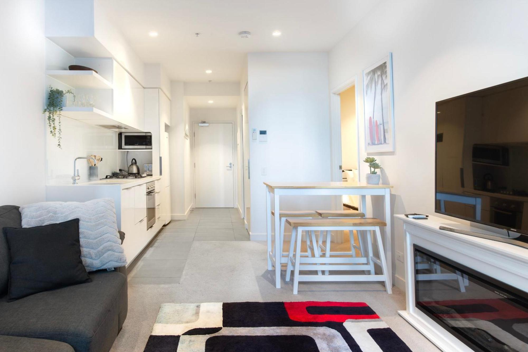 Latrobe St Gem 2-bedroom With Huge Deck & Car Park Apartment *