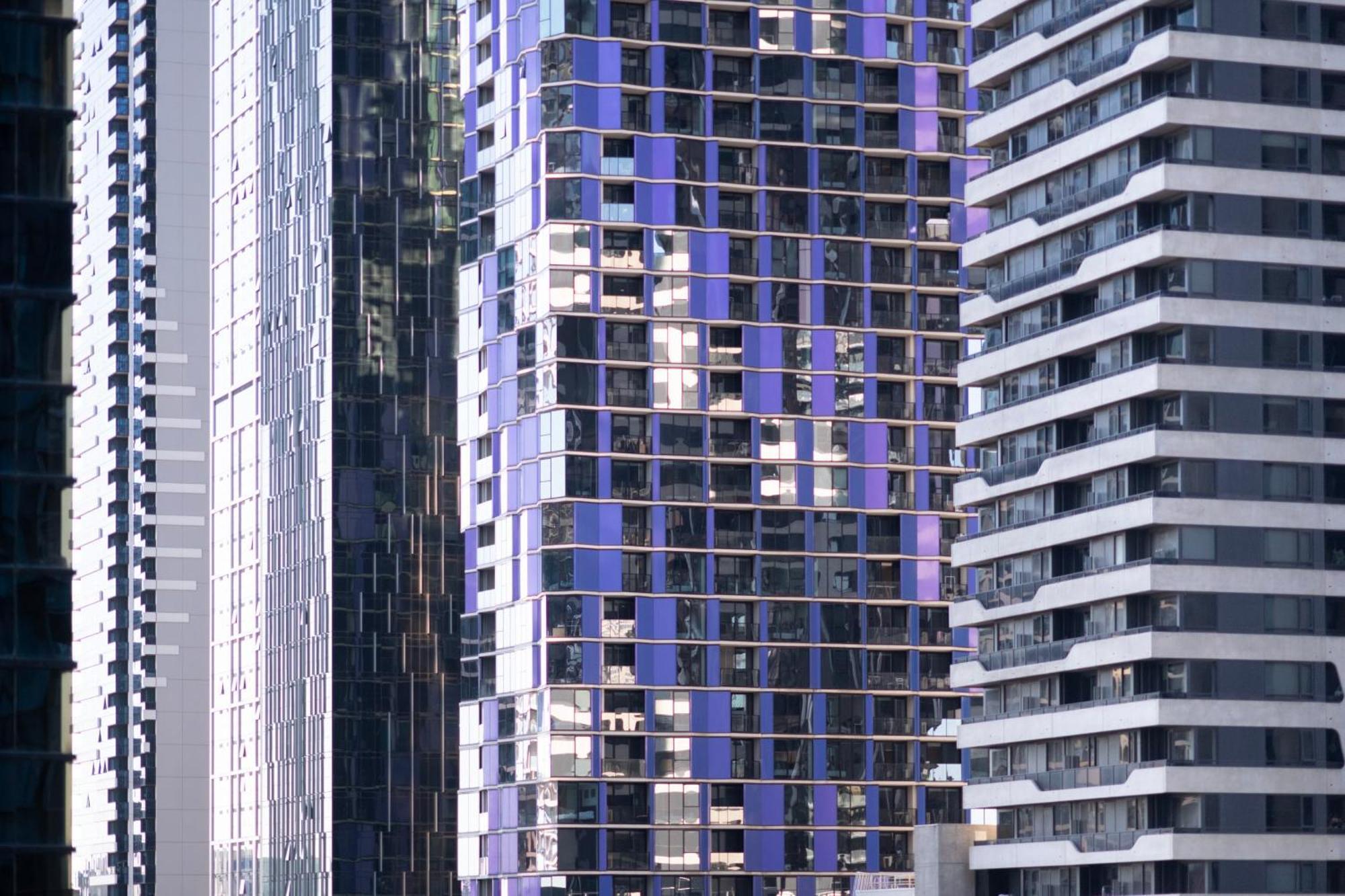 Latrobe St Gem 2-bedroom With Huge Deck & Car Park Apartment *