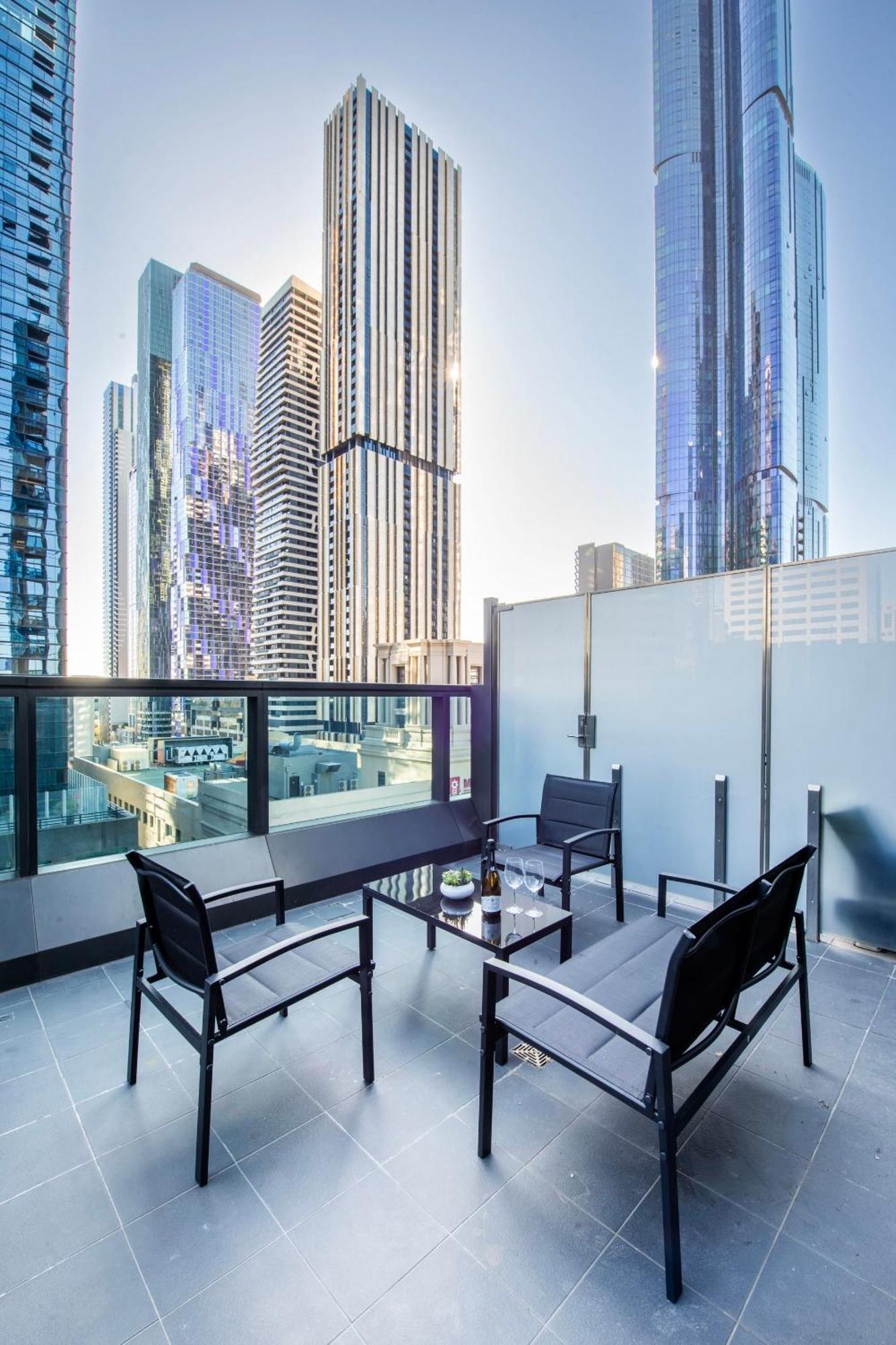 Latrobe St Gem 2-bedroom With Huge Deck & Car Park * Melbourne