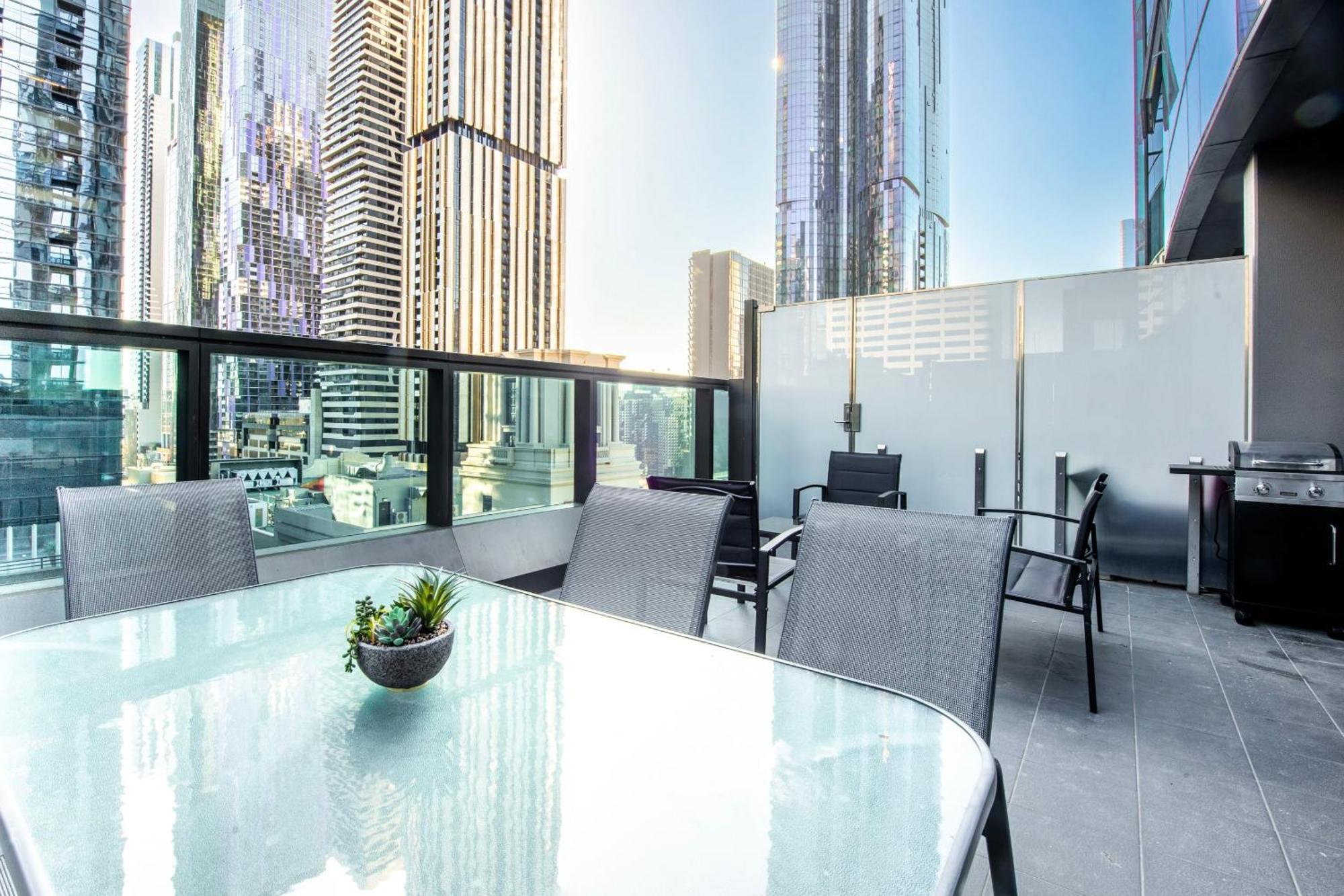 Latrobe St Gem 2-bedroom With Huge Deck & Car Park Apartment *
