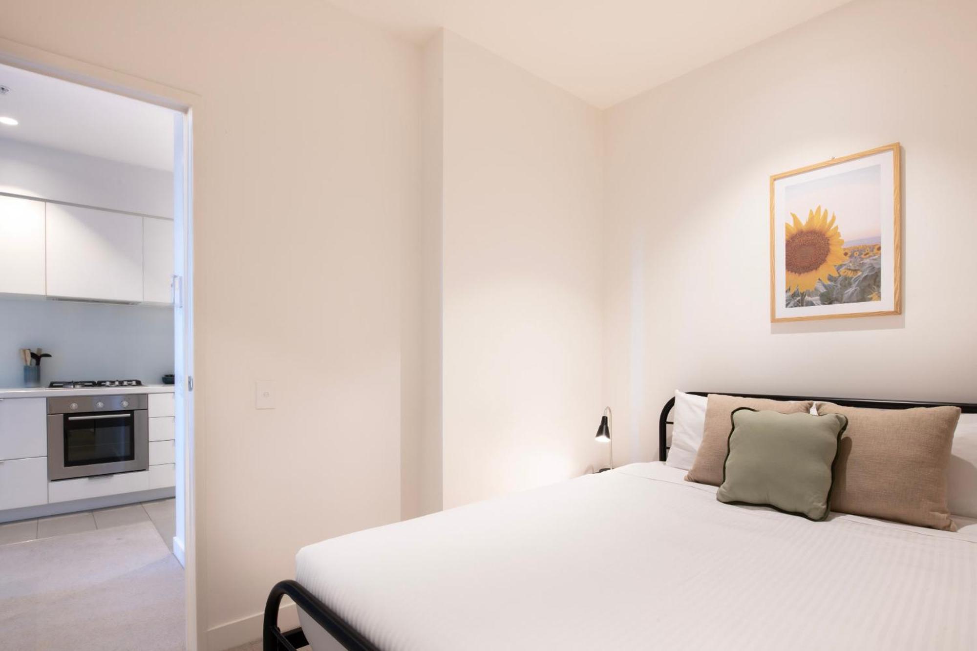 Latrobe St Gem 2-bedroom With Huge Deck & Car Park *