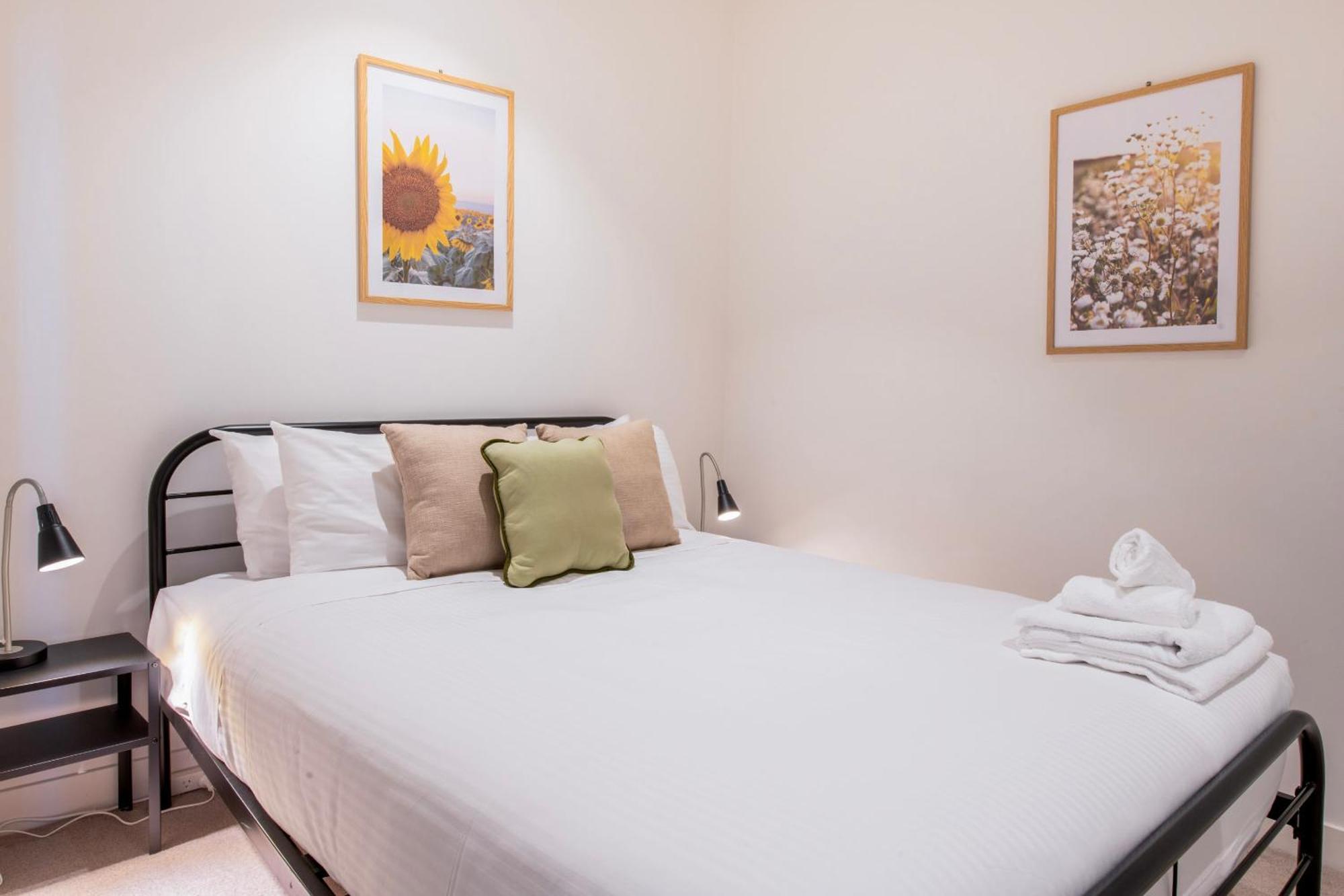 Latrobe St Gem 2-bedroom With Huge Deck & Car Park