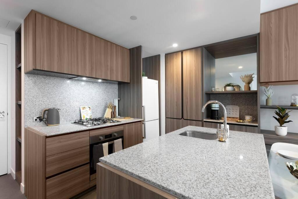 Unique & Spacious Retreat - Cozy Balcony View Apartment