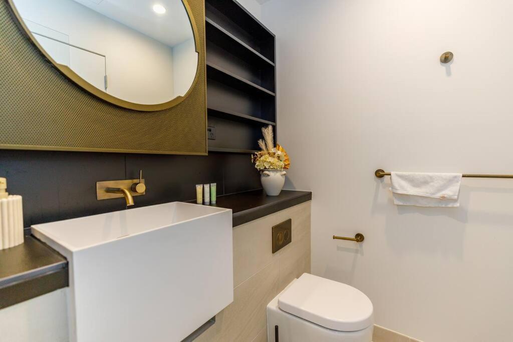 Sky High 180 Panoramic Views-prime Cbd,pool & Gym Apartment *