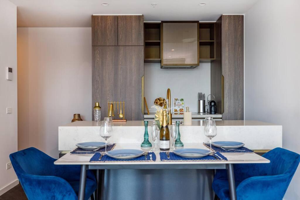 Sky High 180 Panoramic Views-prime Cbd,pool & Gym Apartment *