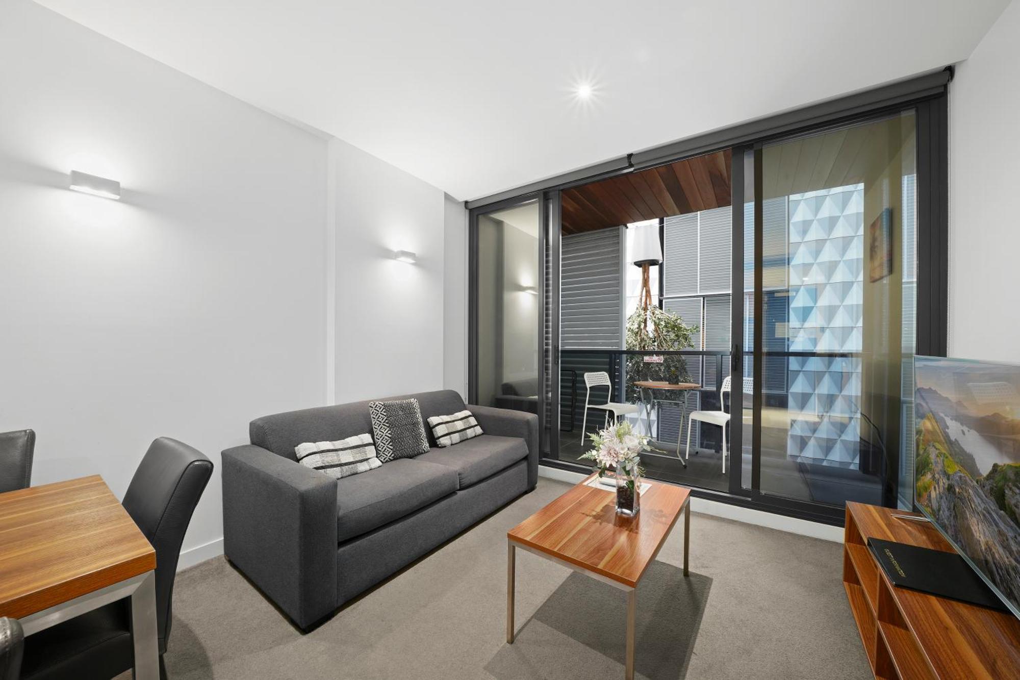 Flinders Street Apartment *