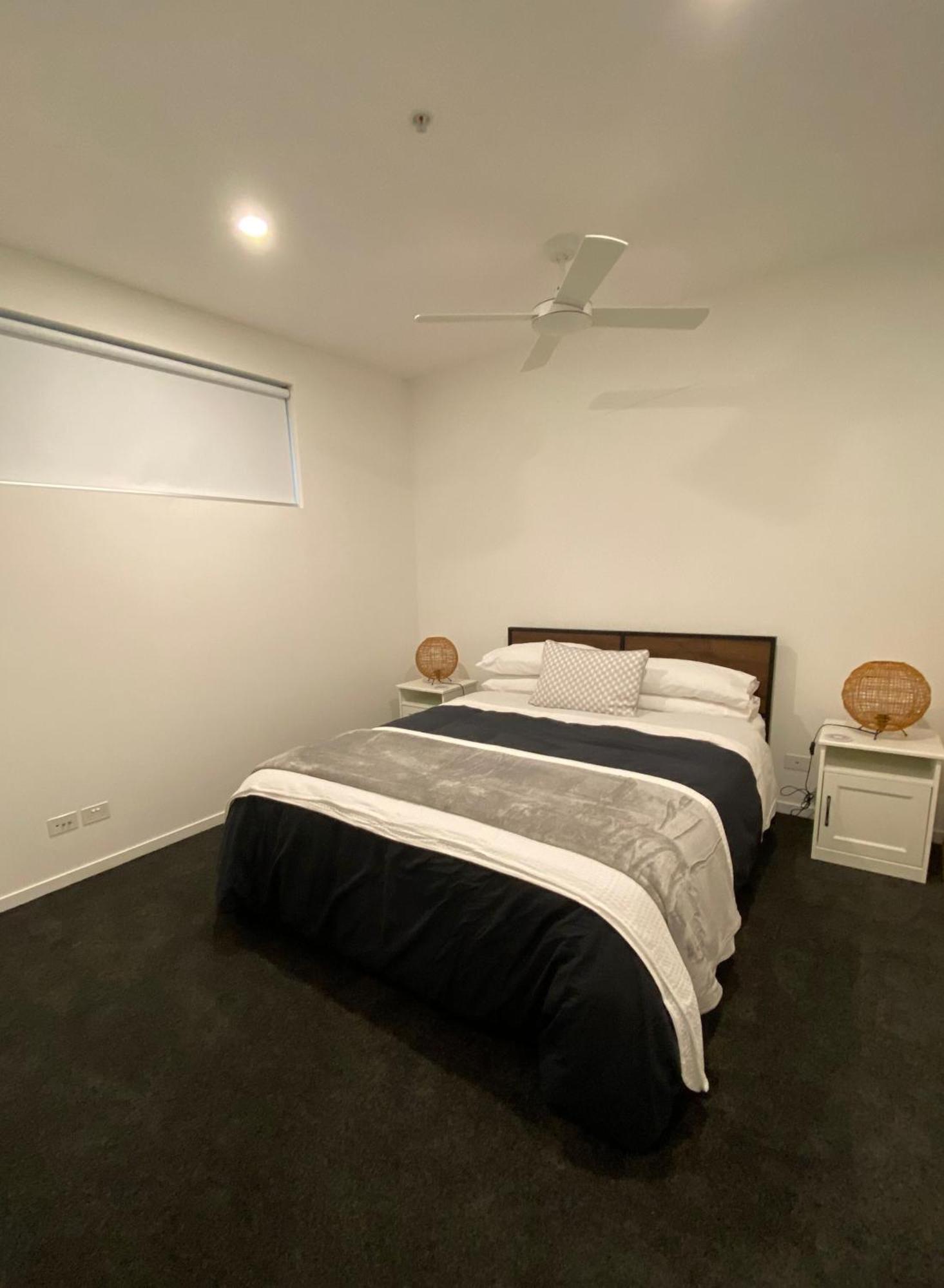 Modern Quiet 1 & 2 Bed Opposite Park Apartment Melbourne