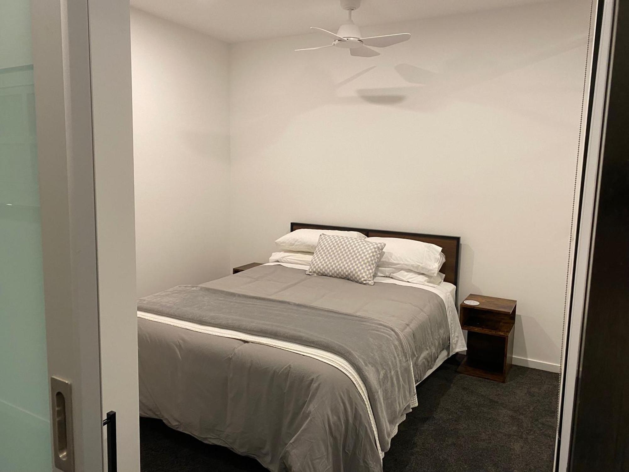 Modern Quiet 1 & 2 Bed Opposite Park Melbourne