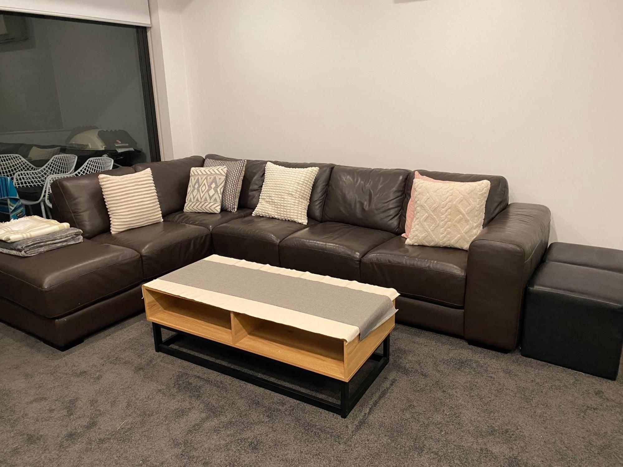 Modern Quiet 1 & 2 Bed Opposite Park Apartment