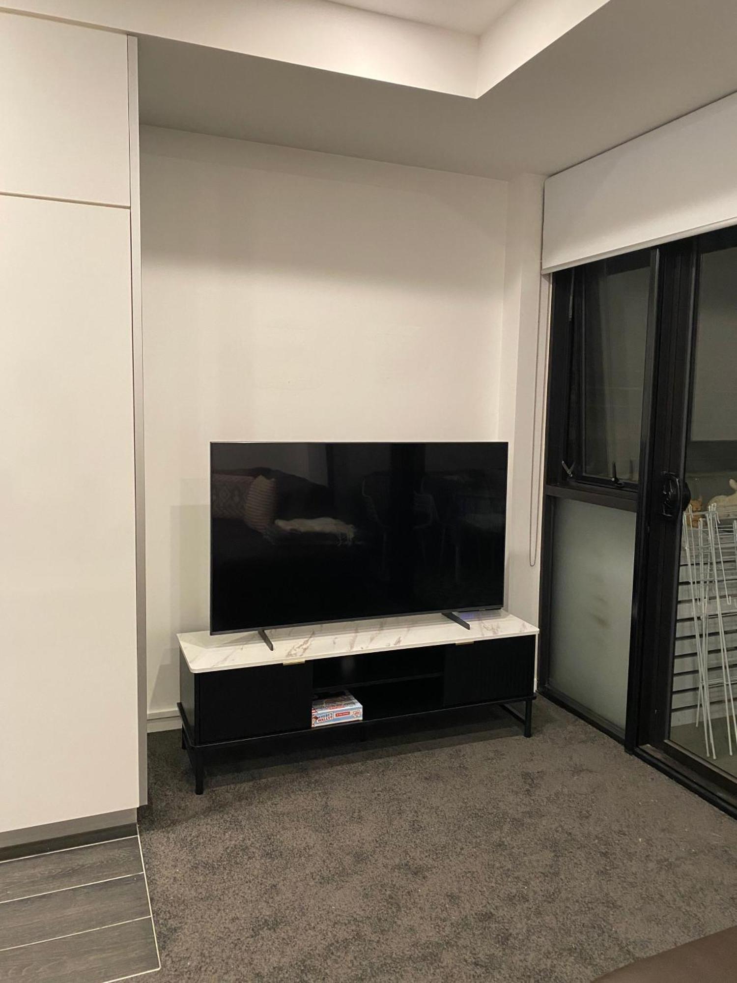Modern Quiet 1 & 2 Bed Opposite Park * Melbourne