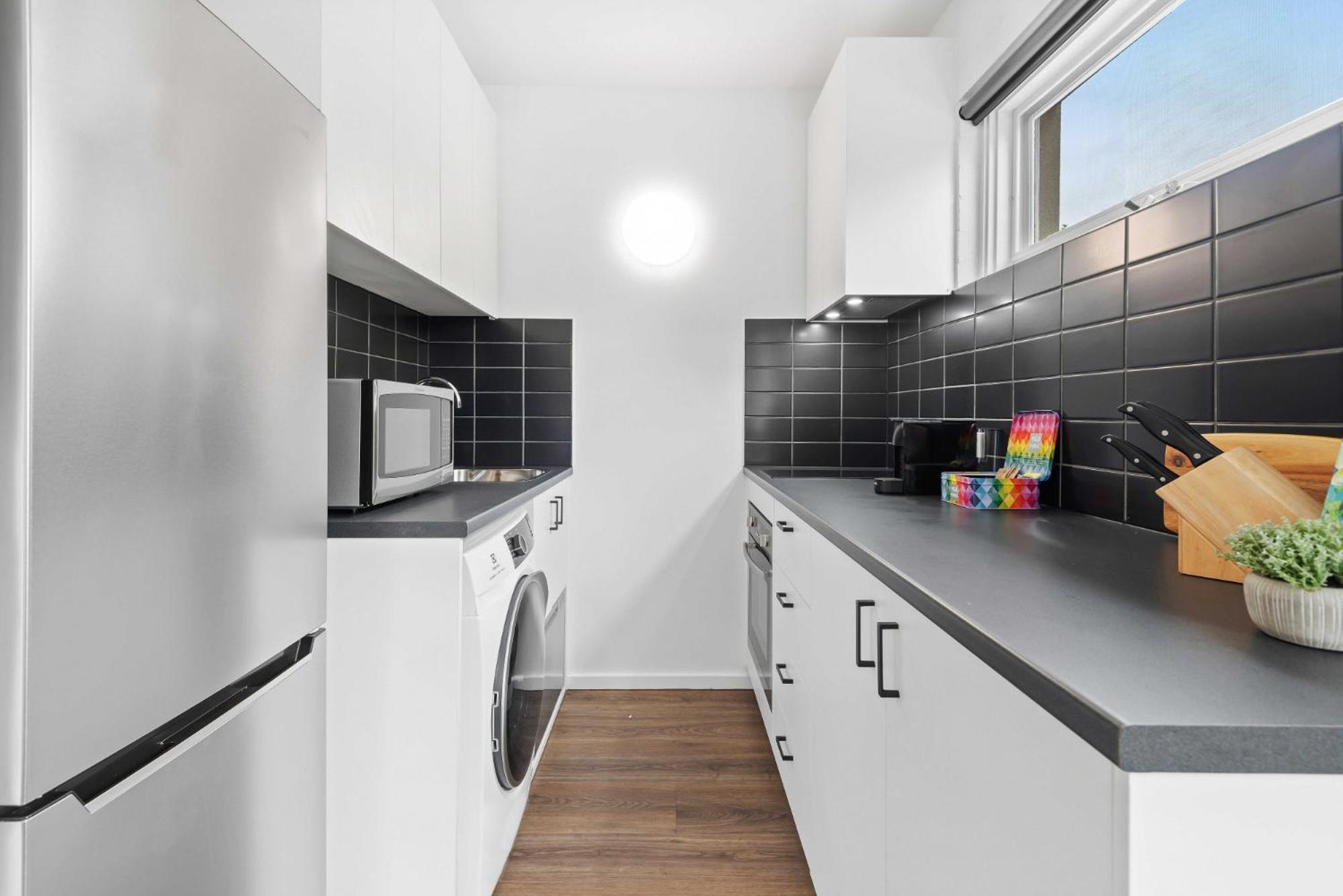 Pristine 1-bed Unit Moments From Royal Park Apartment *