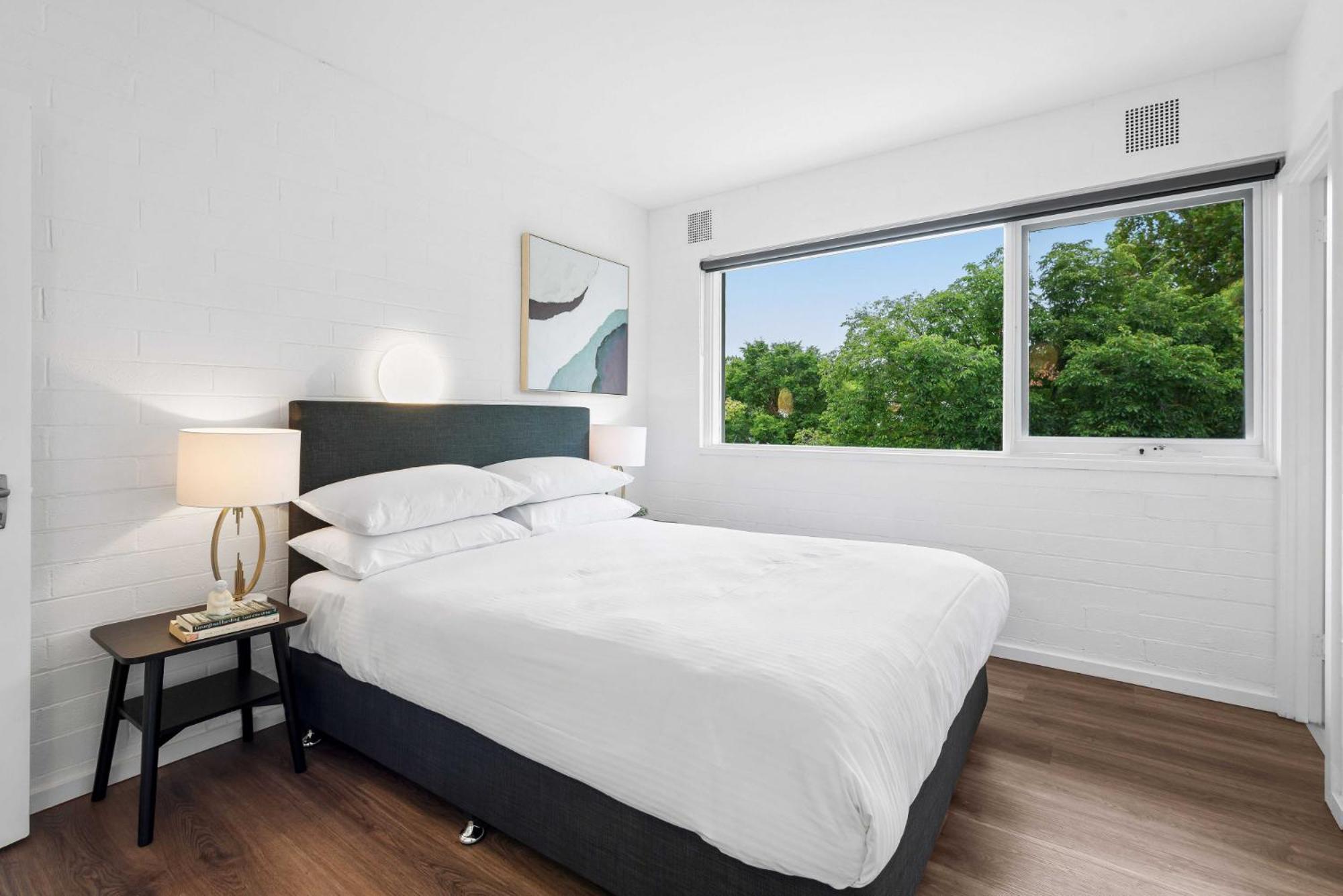 Apartment Pristine 1-bed Unit Moments From Royal Park