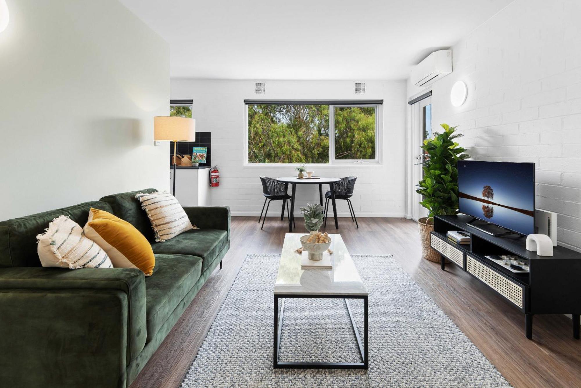 Apartment Pristine 1-bed Unit Moments From Royal Park *