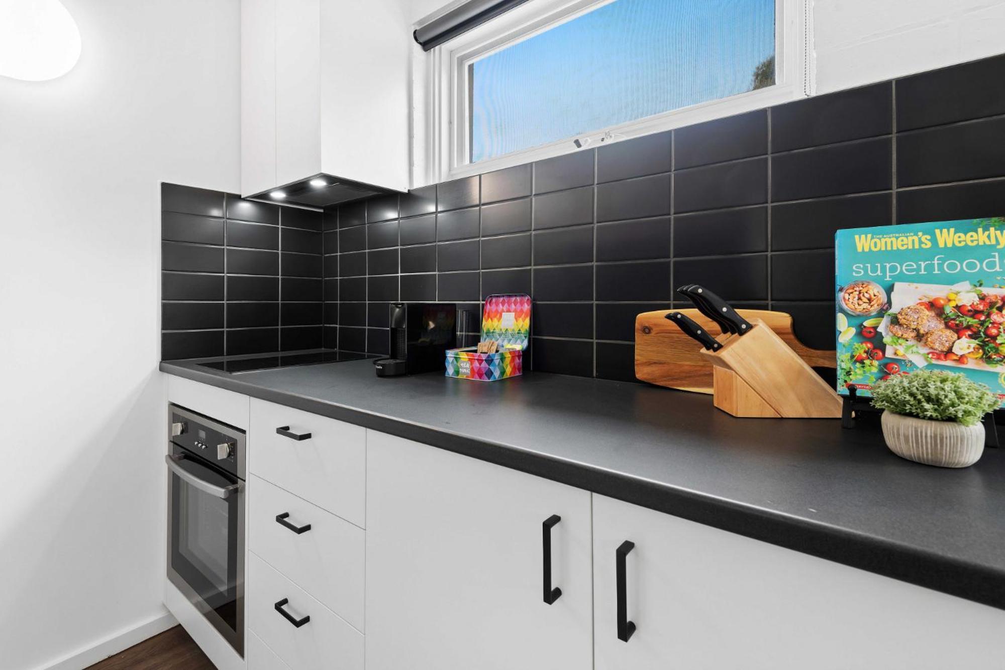 Apartment Pristine 1-bed Unit Moments From Royal Park Melbourne