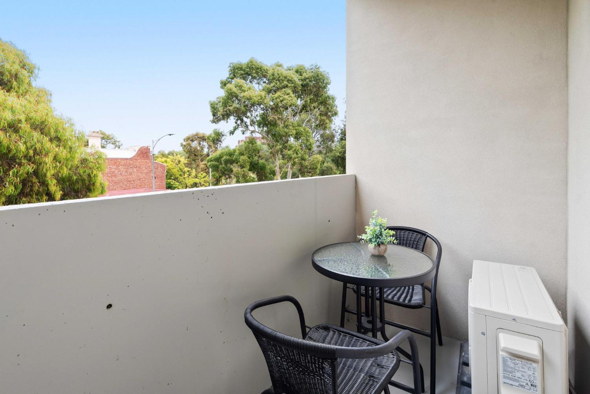 Pristine 1-bed Unit Moments From Royal Park