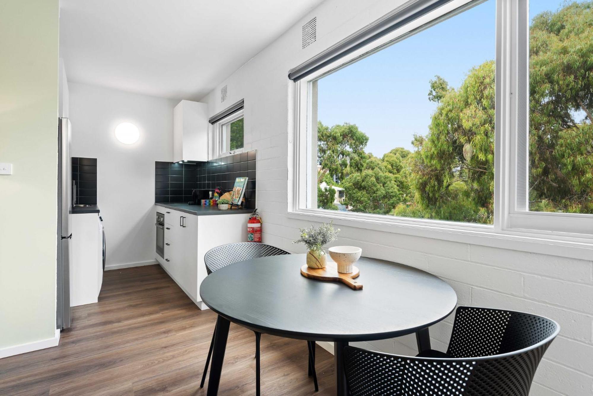 Apartment Pristine 1-bed Unit Moments From Royal Park