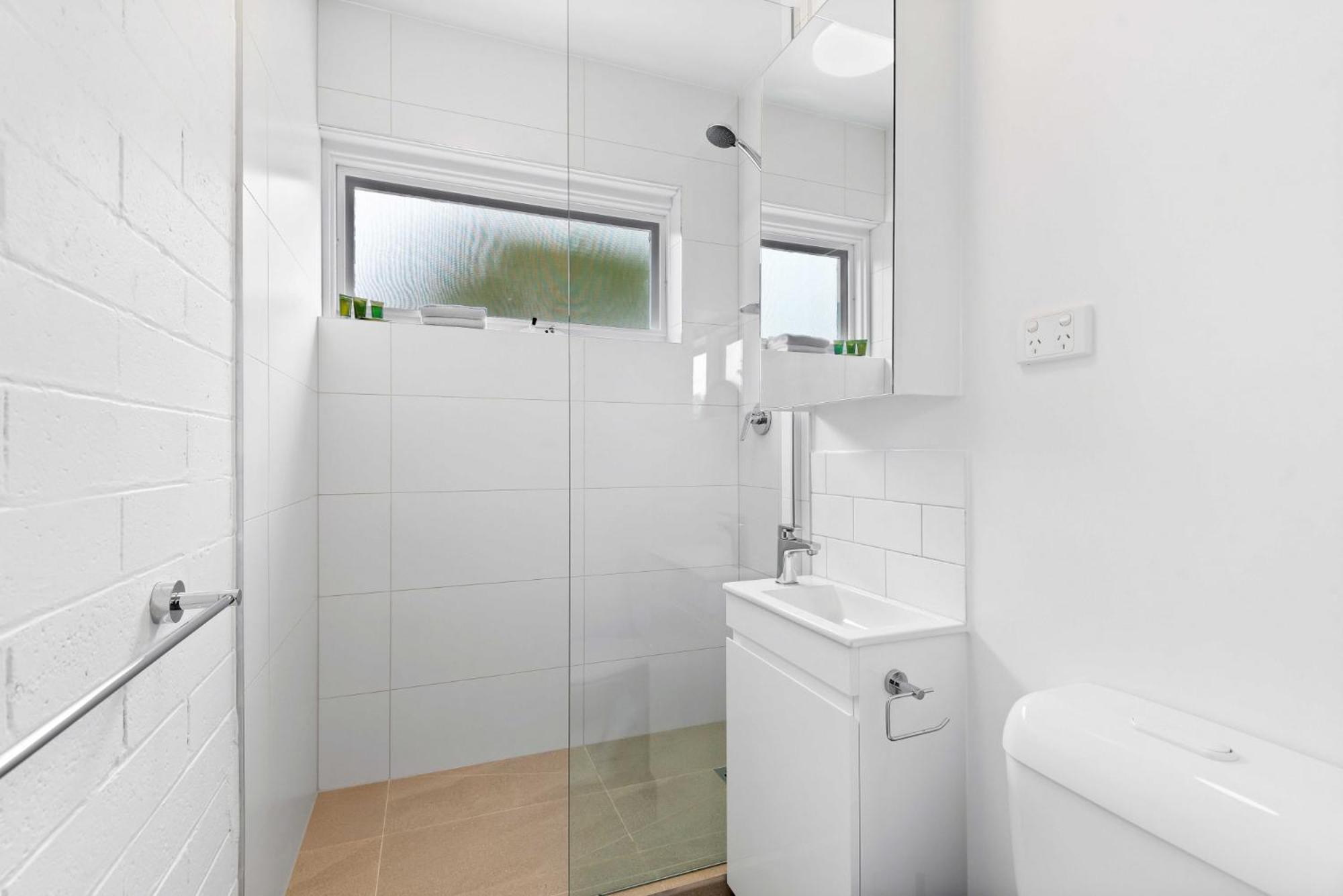 Pristine 1-bed Unit Moments From Royal Park