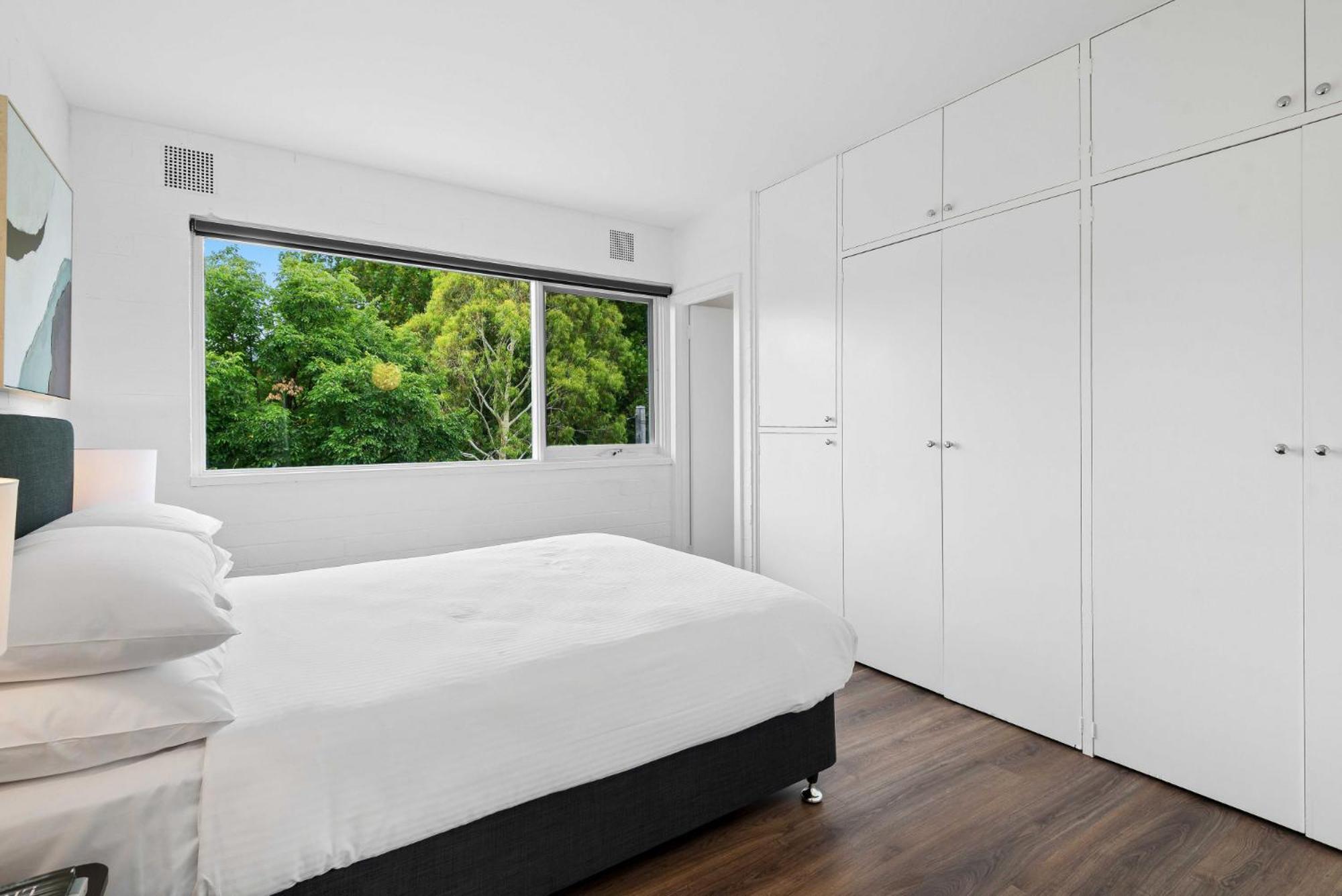Pristine 1-bed Unit Moments From Royal Park