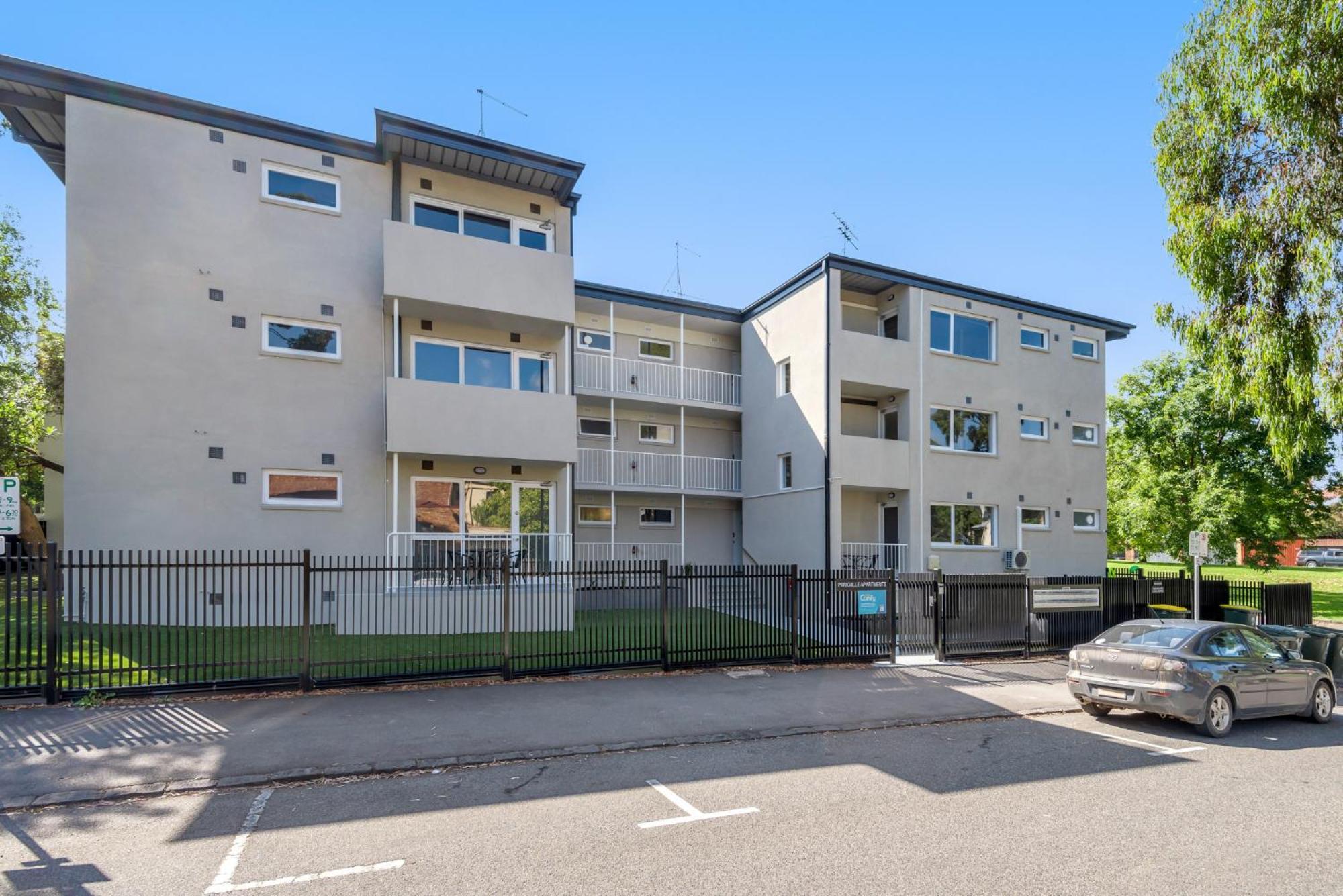 Pristine 1-bed Unit Moments From Royal Park *