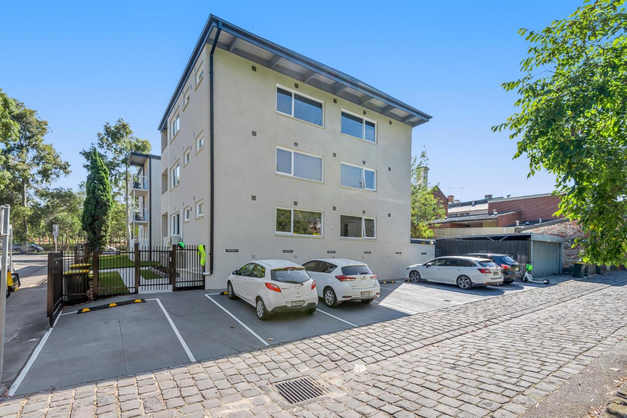 Apartment Pristine 1-bed Unit Moments From Royal Park