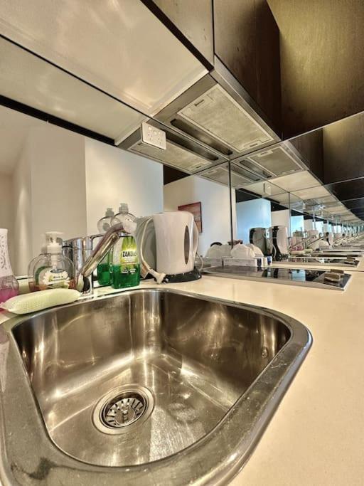 Modern 1br West Gateway Melbourne