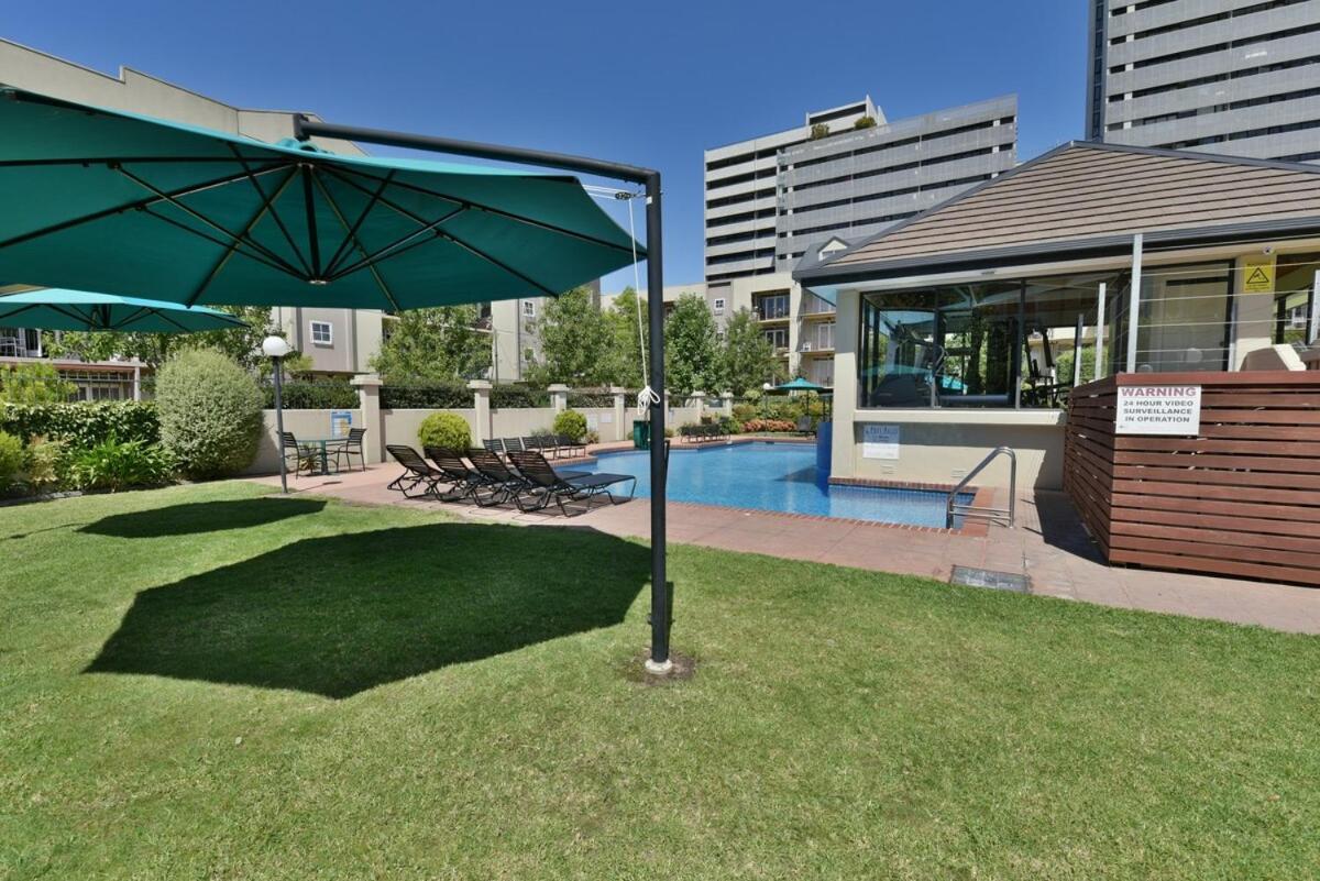 Apartment Garden Oasis 3 Bedroom *