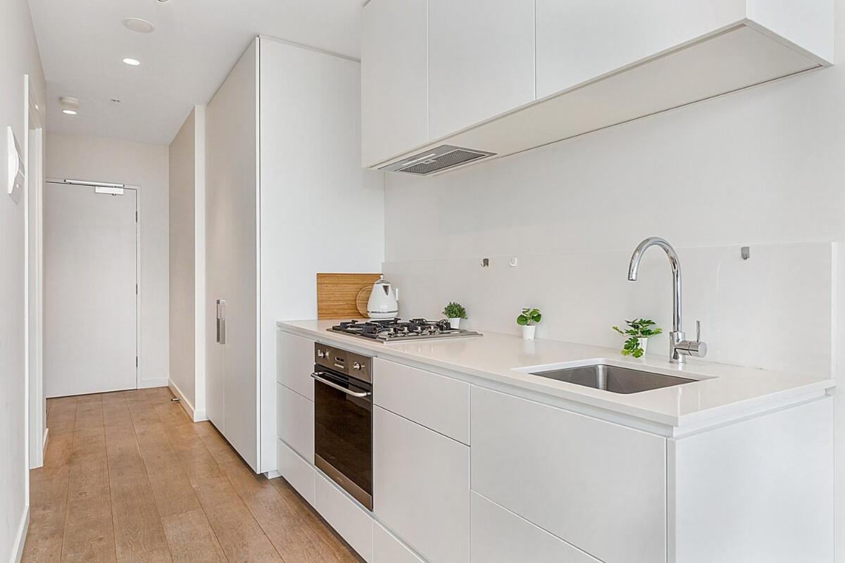 Apartment Sunshine Cbd With Stunning Views Pool