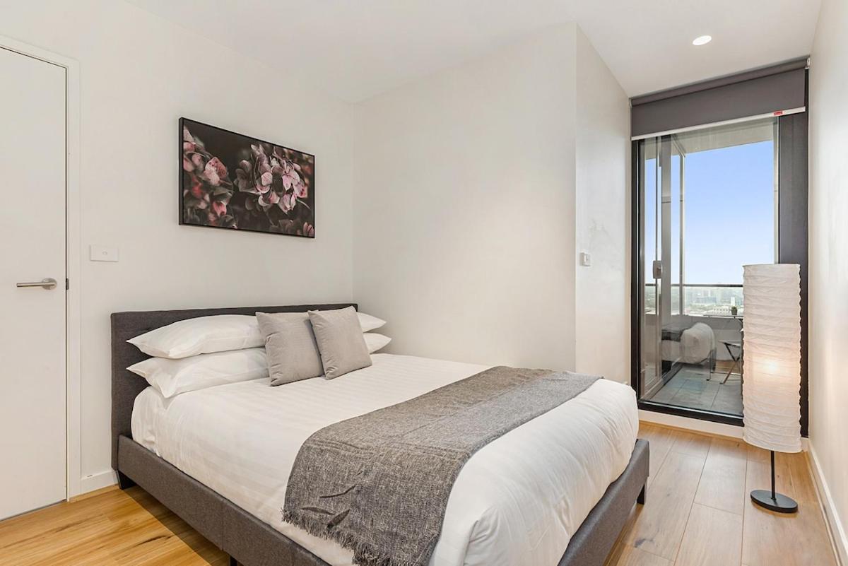 Apartment Sunshine Cbd With Stunning Views Pool Melbourne