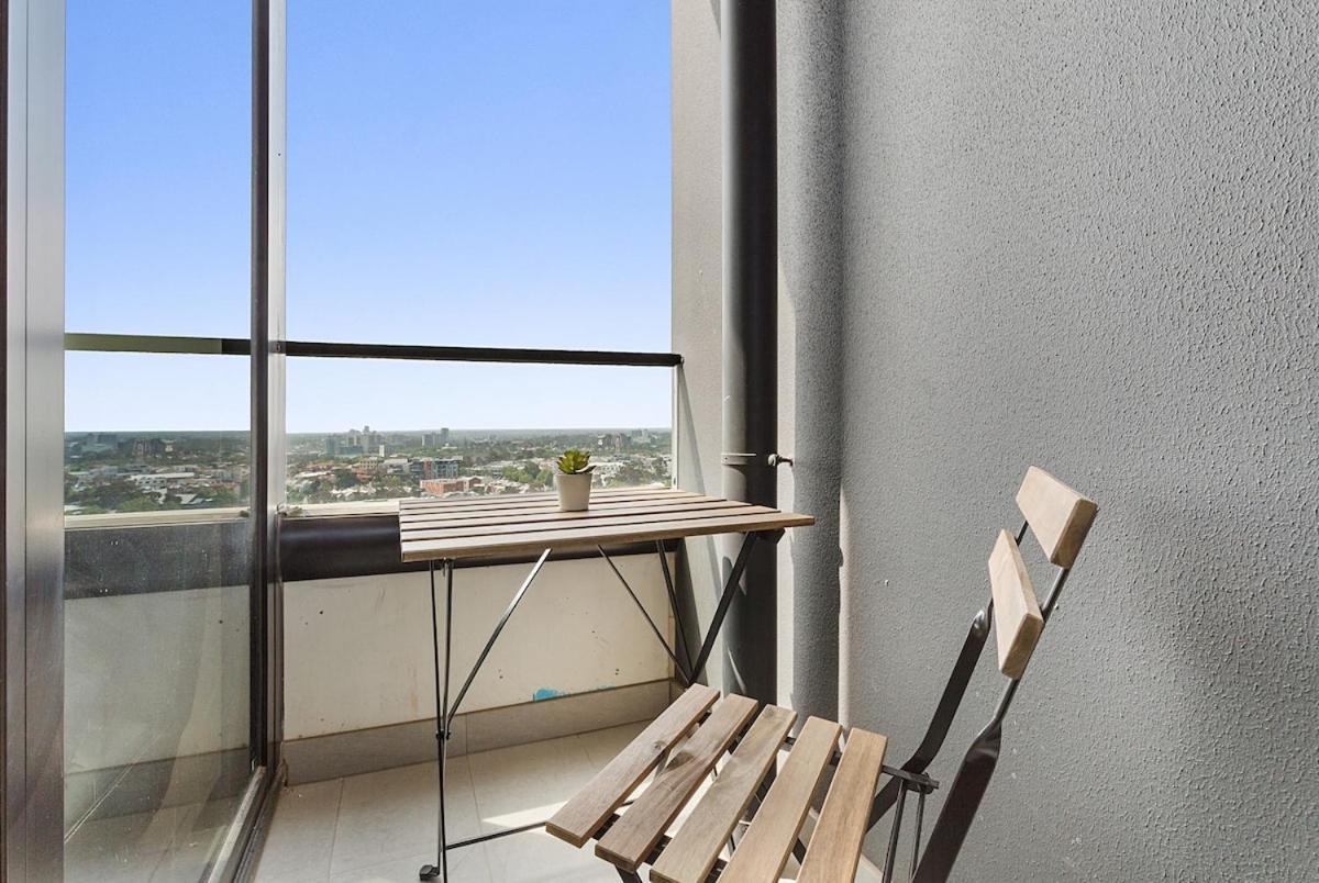 Sunshine Cbd With Stunning Views Pool Apartment *