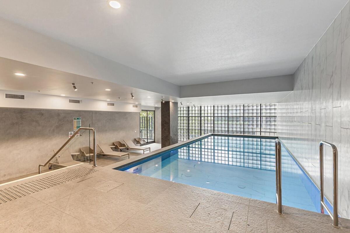 Sunshine Cbd With Stunning Views Pool Apartment Melbourne
