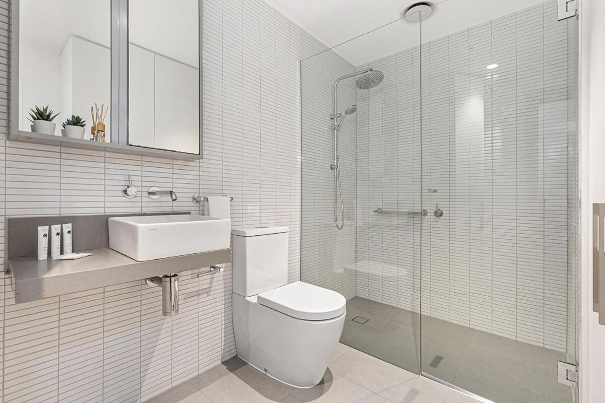 Sunshine Cbd With Stunning Views Pool Apartment Melbourne