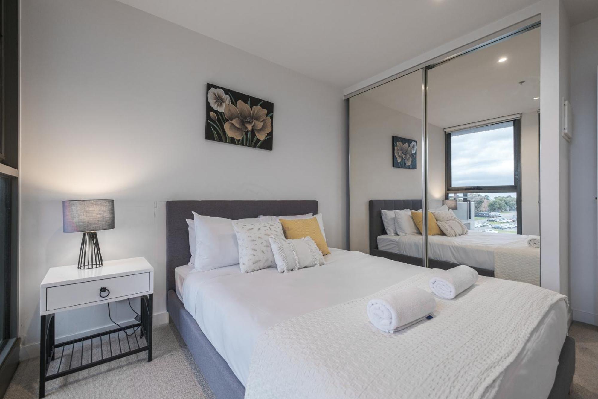 Brand New 2br2ba Caulfield Parkbalcony Poolgym * Melbourne