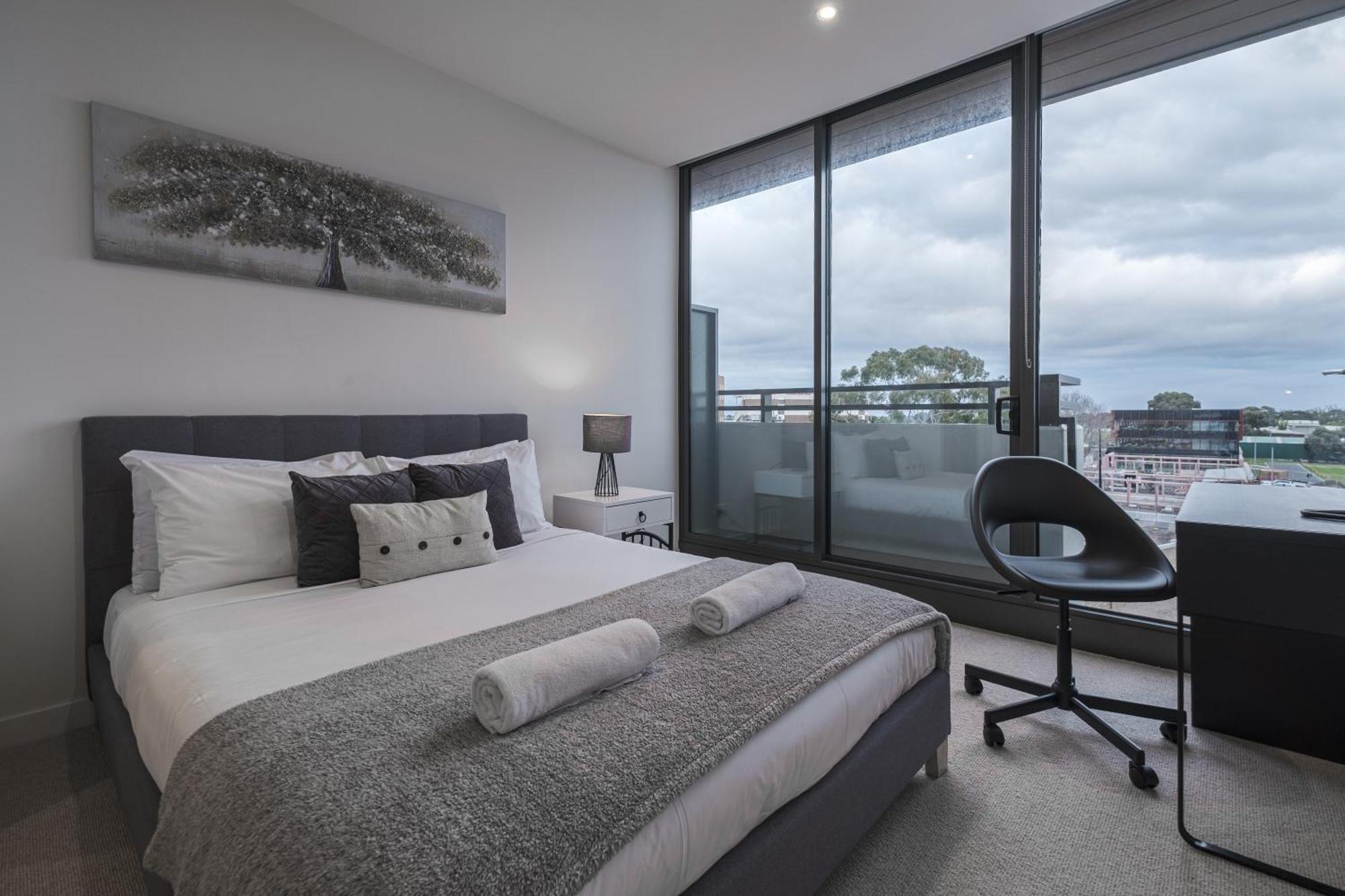 Brand New 2br2ba Caulfield Parkbalcony Poolgym * Melbourne