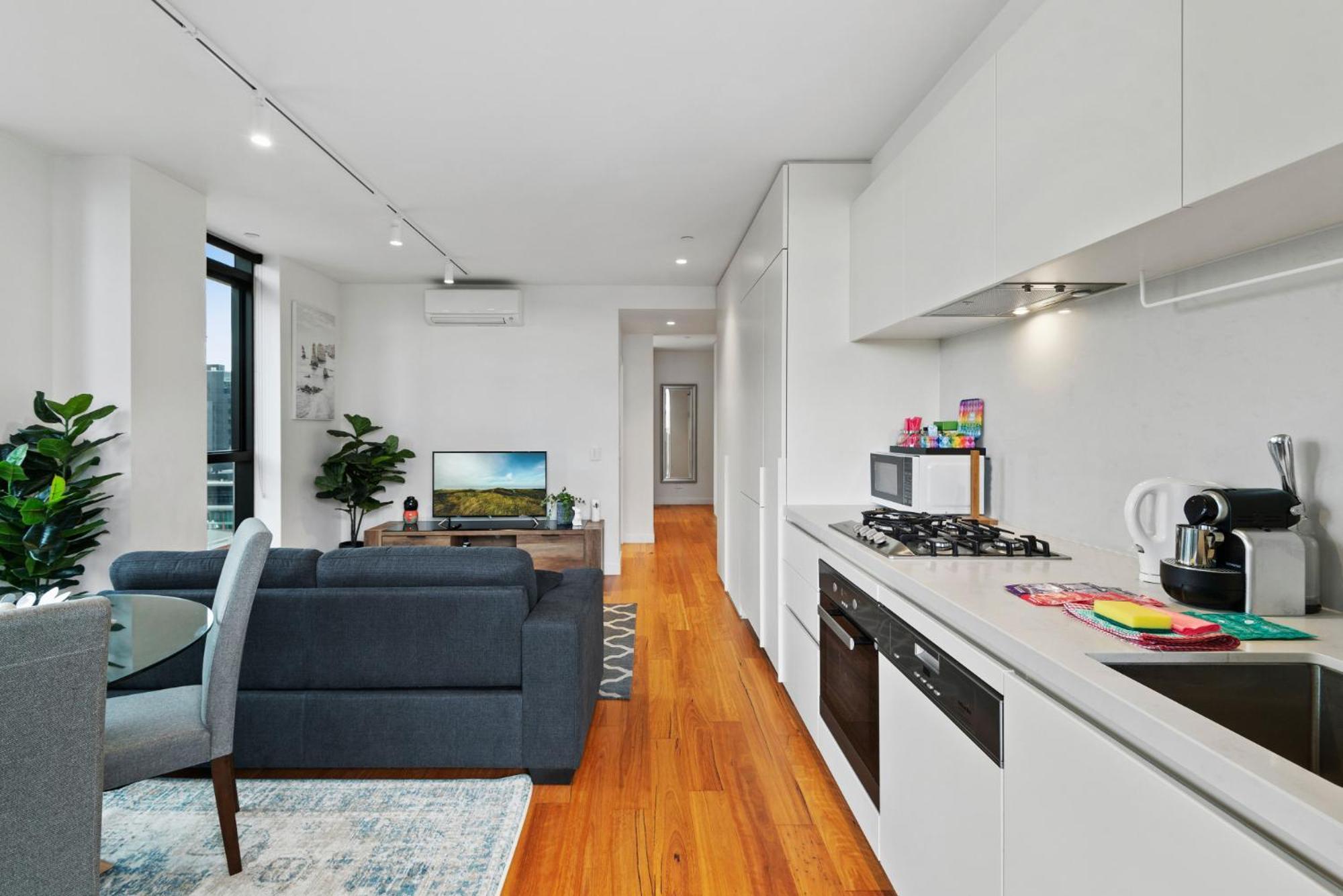Bright With Views In Trendy Locale Apartment *