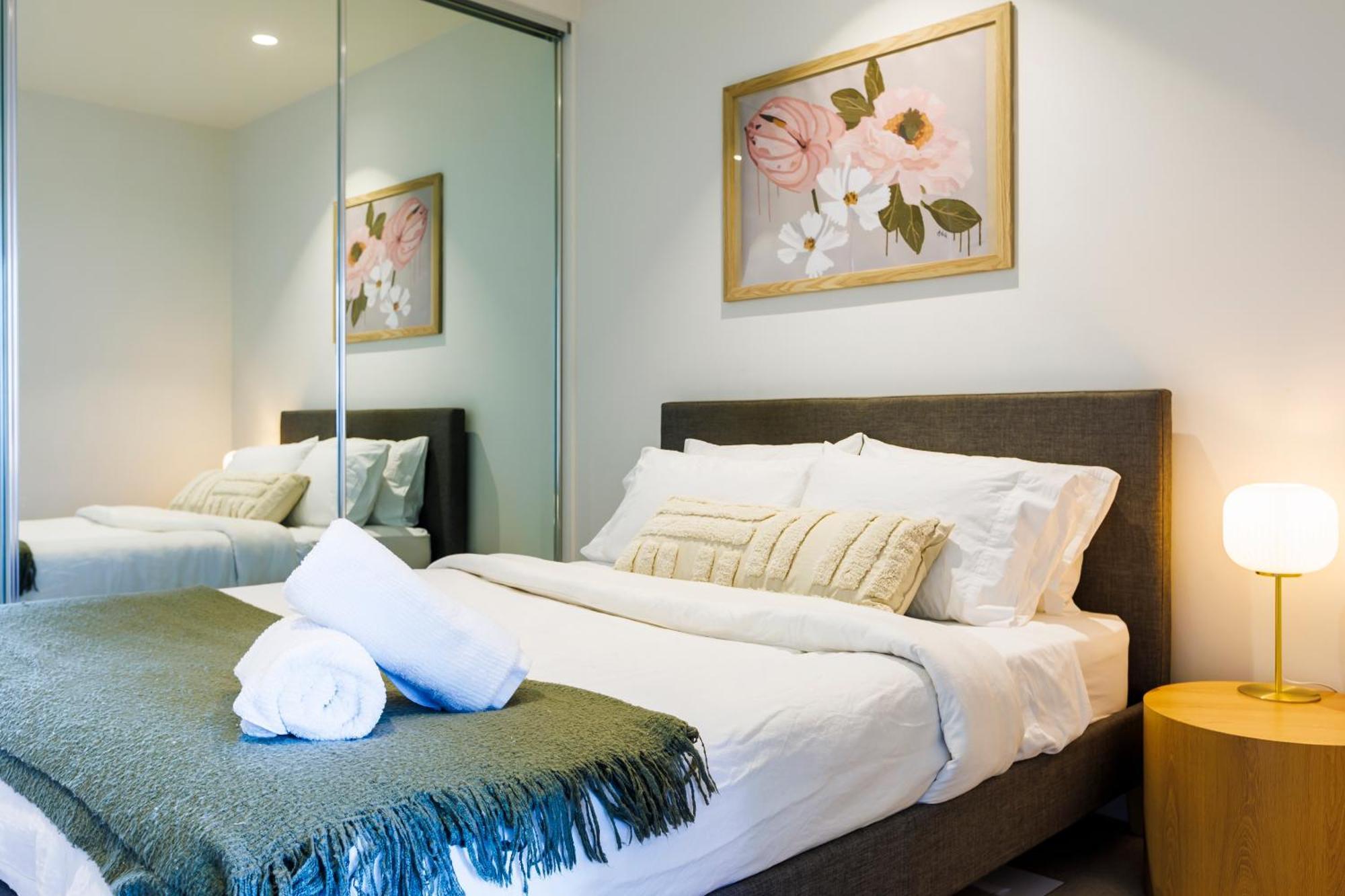 Elegant 1 Bed W/ Balcony & Views Melbourne