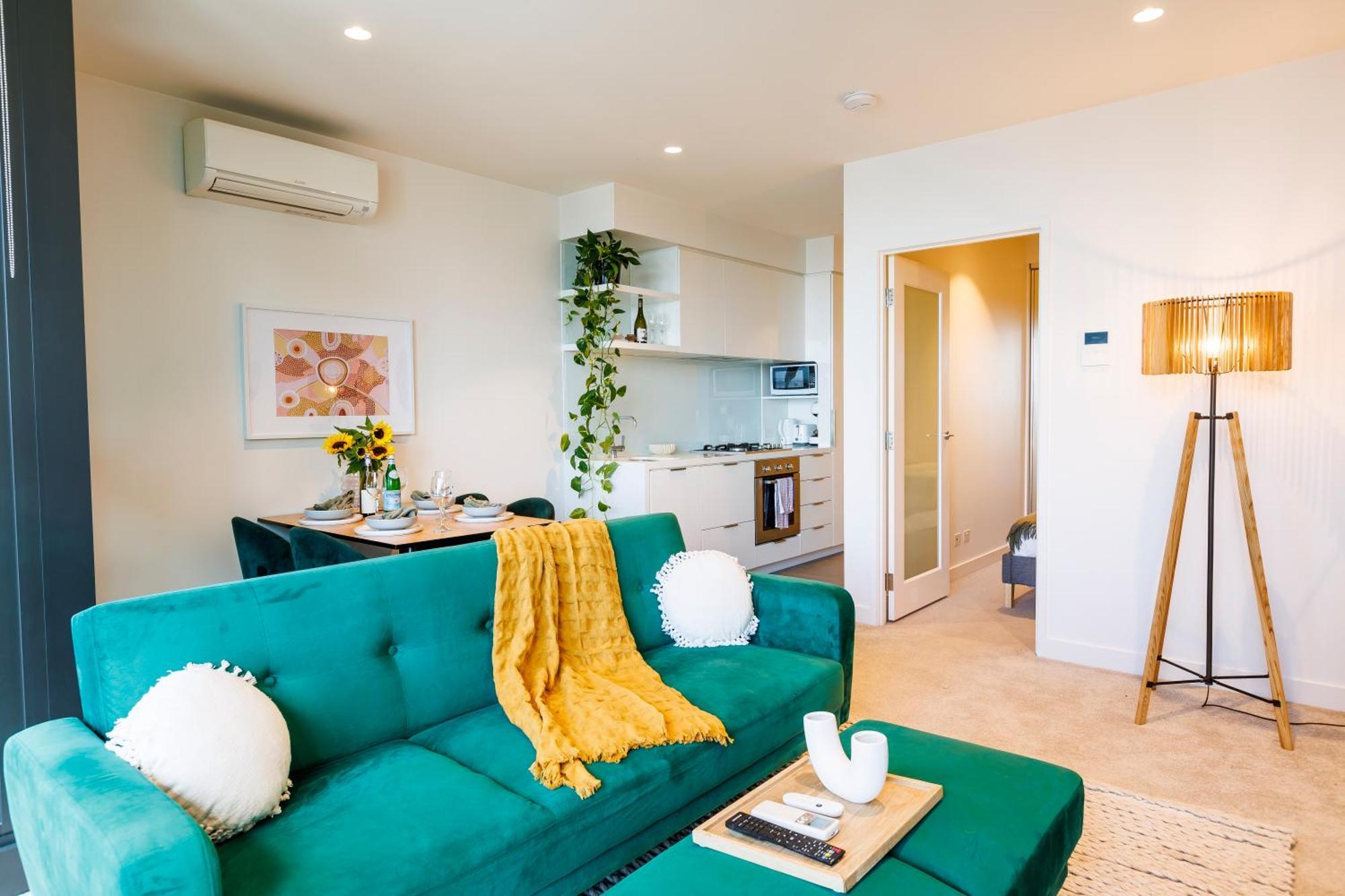 Elegant 1 Bed W/ Balcony & Views Apartment *