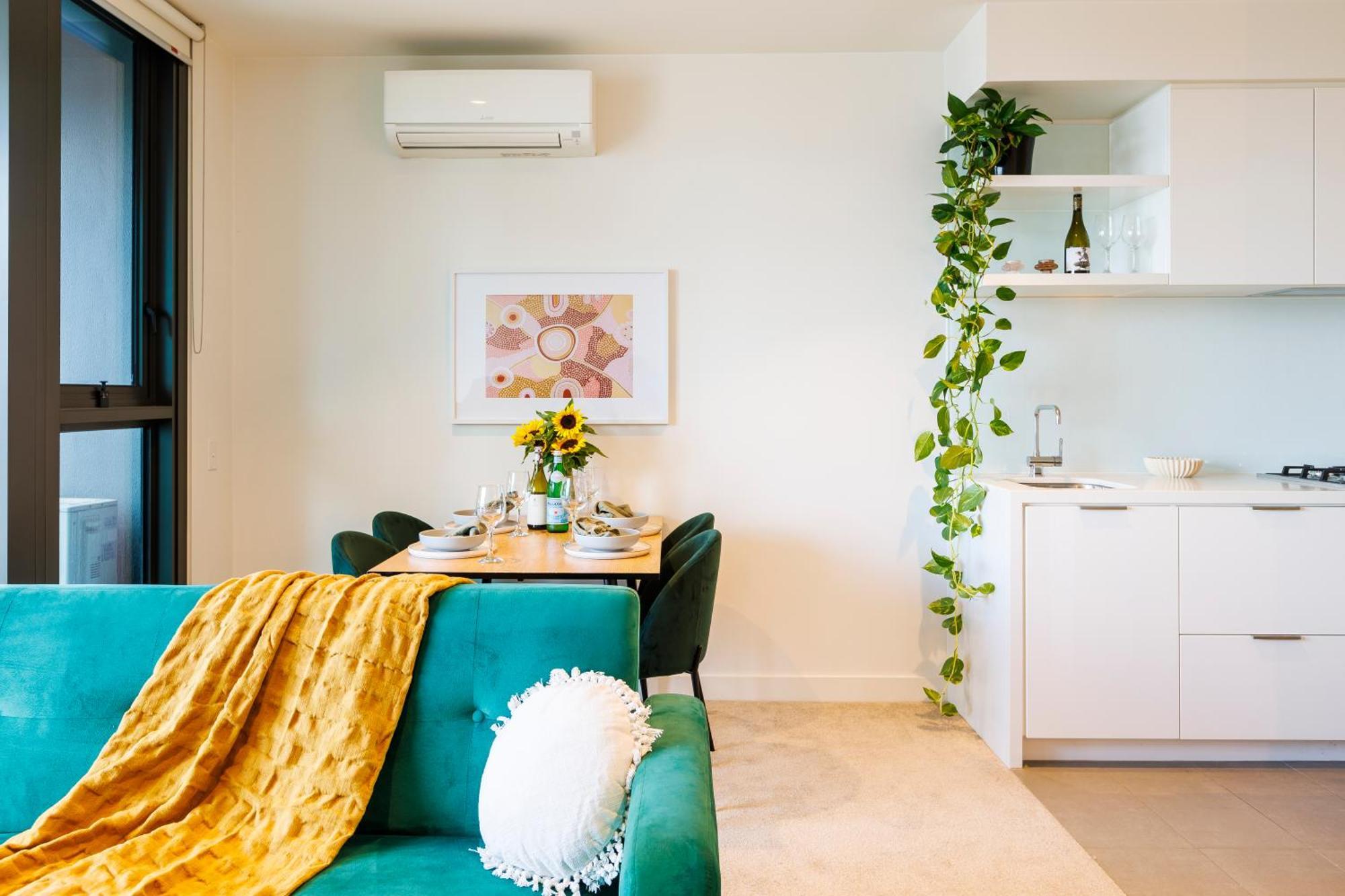 Apartment Elegant 1 Bed W/ Balcony & Views *