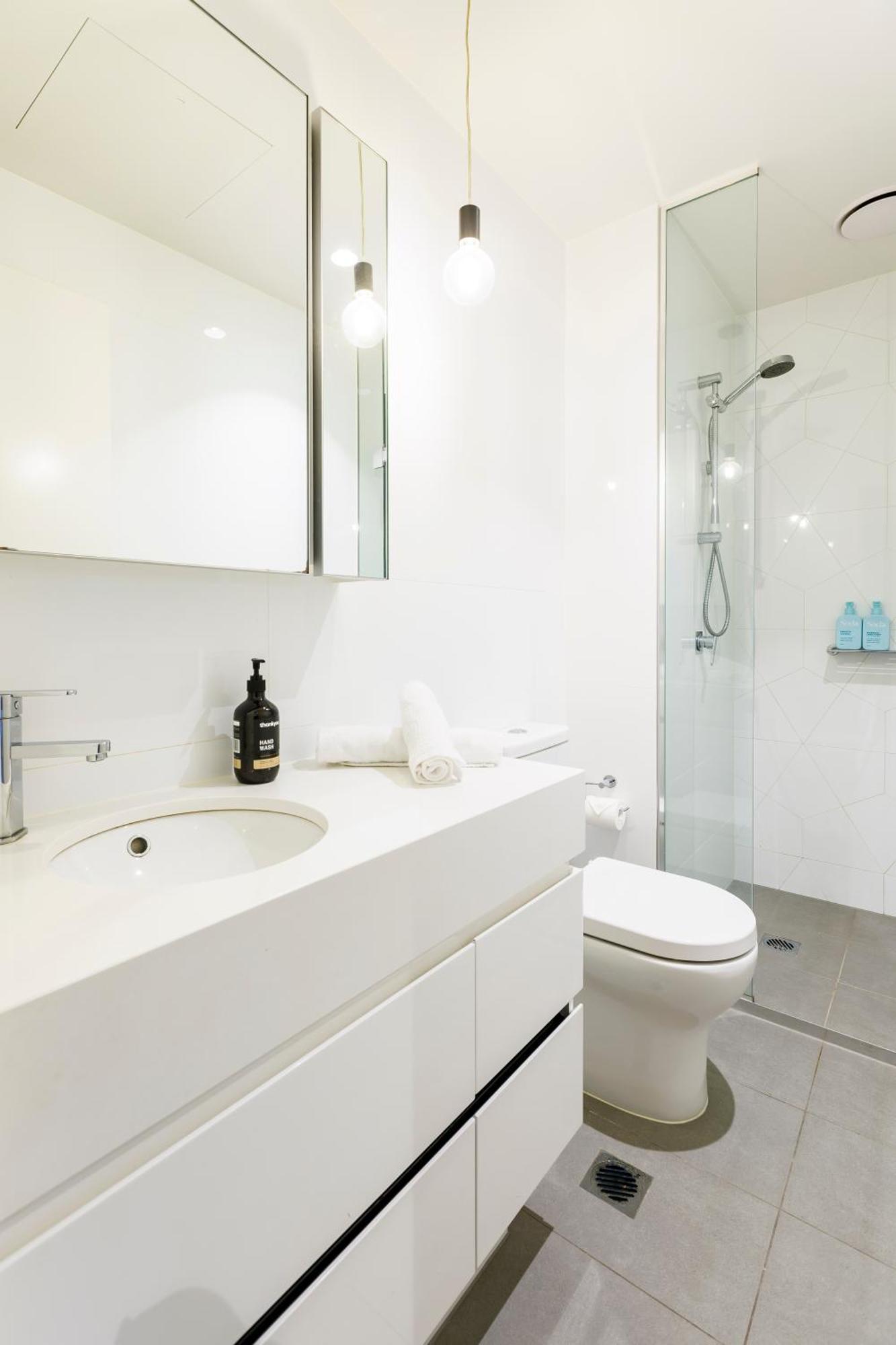 Elegant 1 Bed W/ Balcony & Views *
