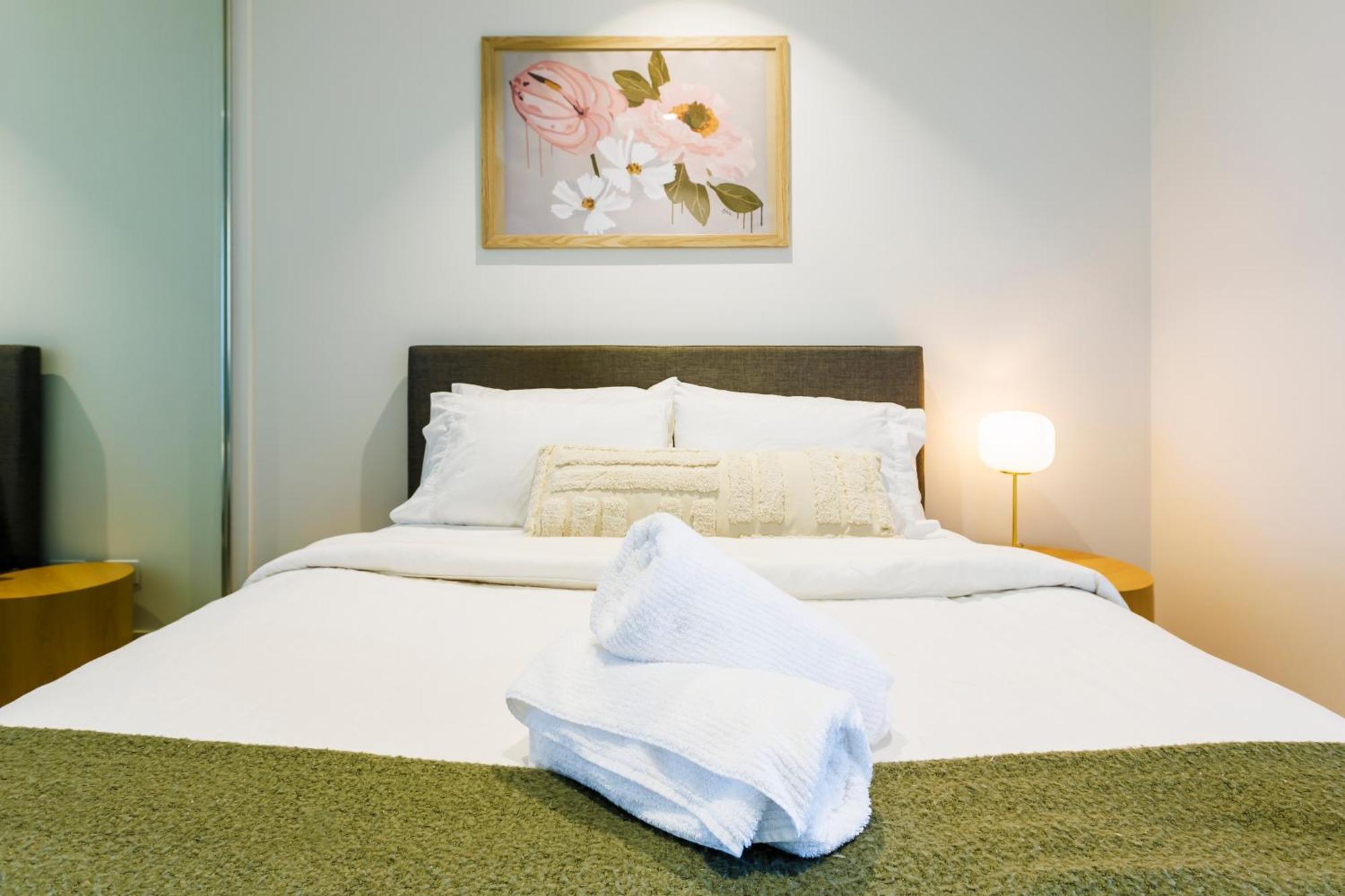 Elegant 1 Bed W/ Balcony & Views * Melbourne