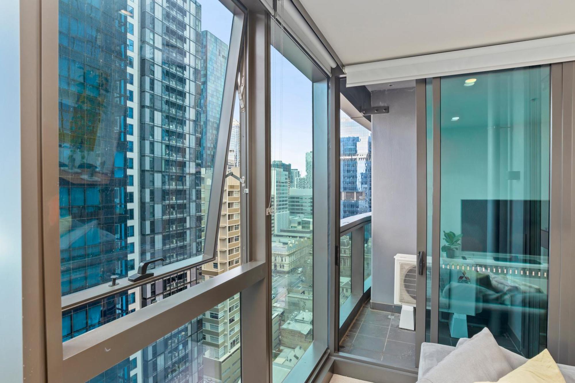 Elegant 1 Bed W/ Balcony & Views Apartment Melbourne