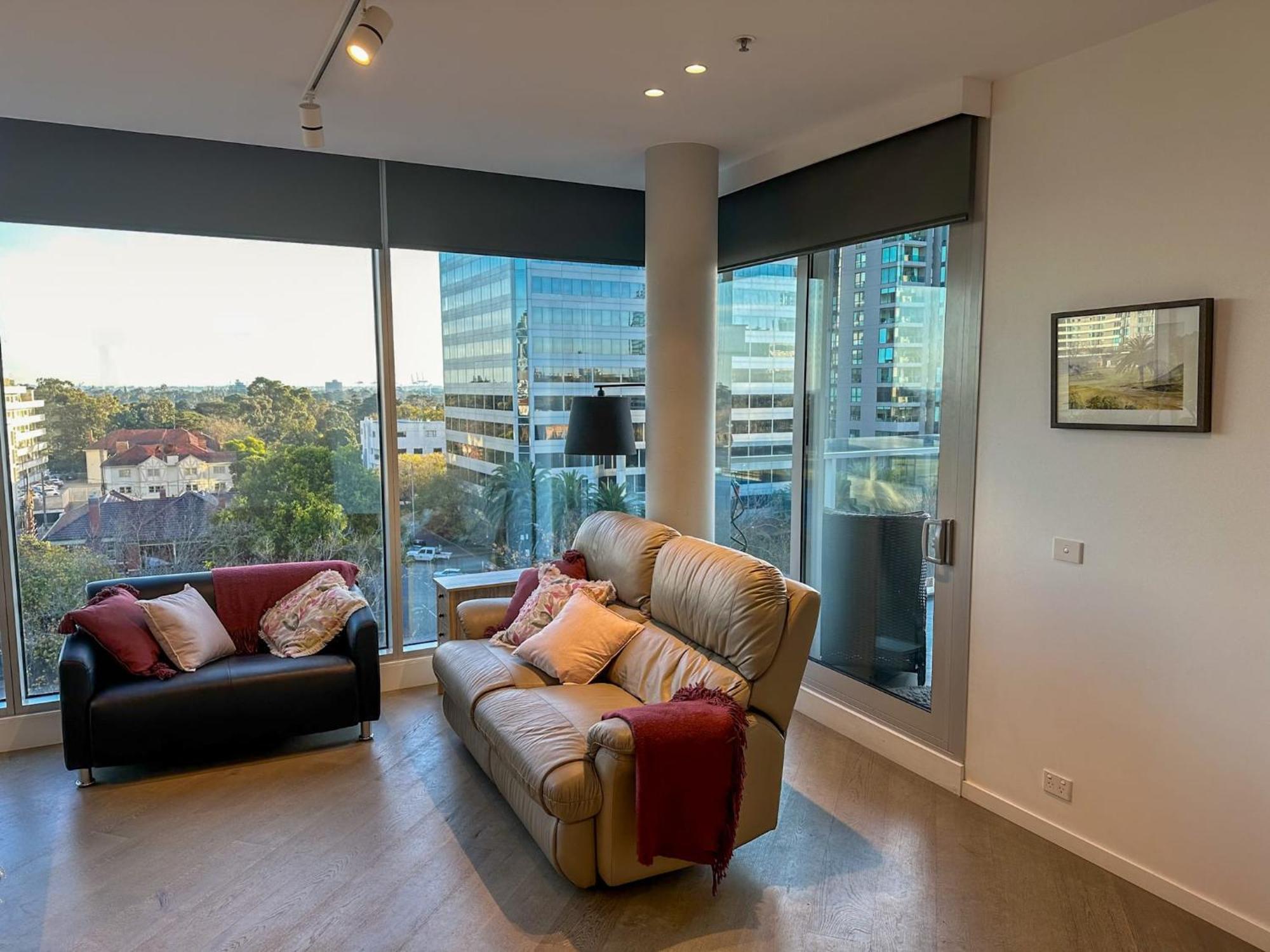 Spectacular 3-bedroom Penthouse With Private Lift On St Kilda Rd