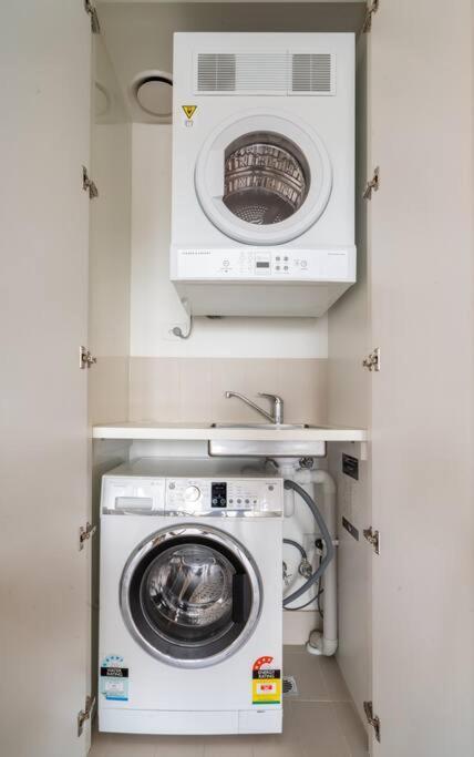 Wyndel Two Bedroom Mel883col2610n Apartment Melbourne