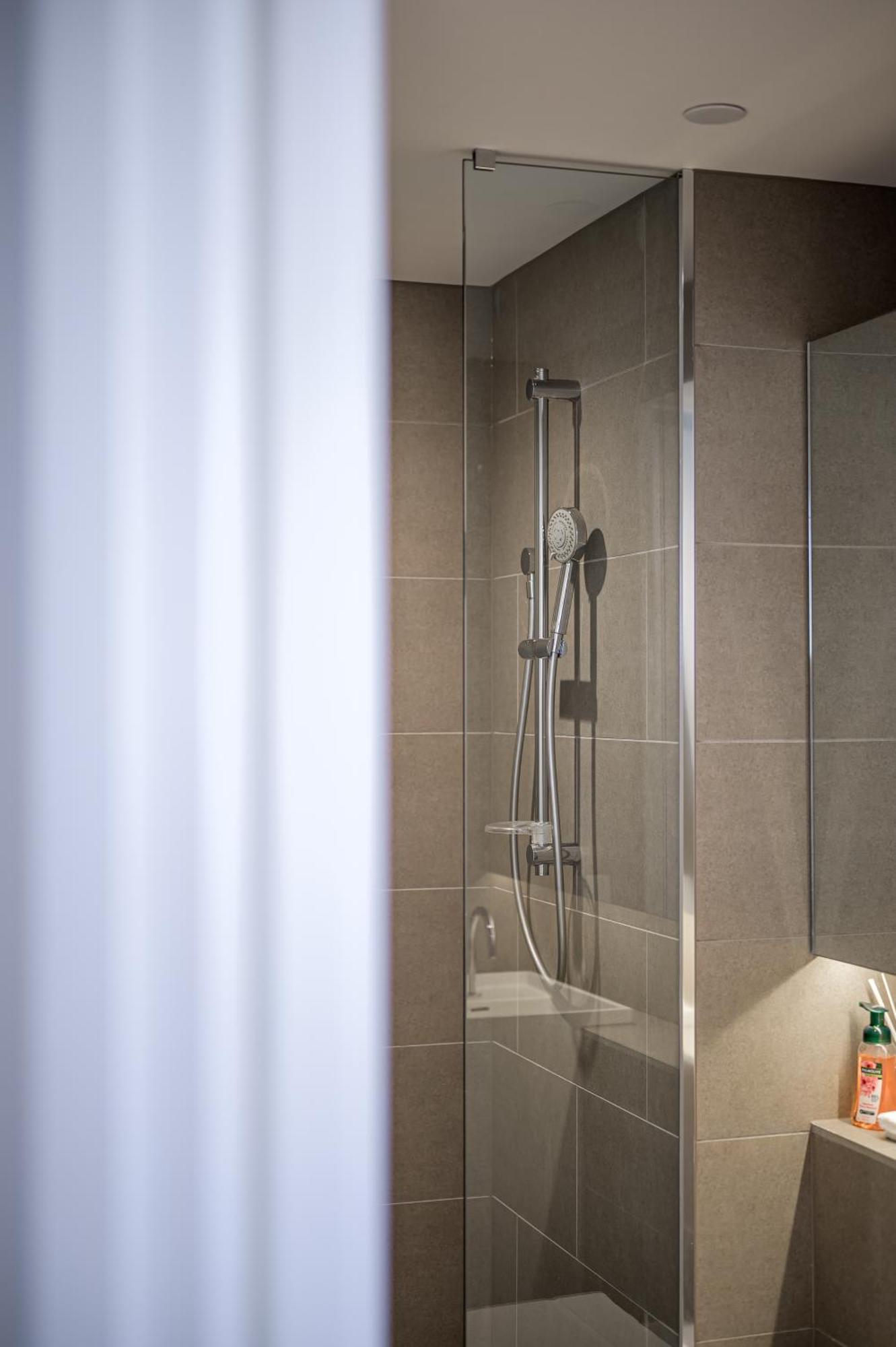 Elevated Lifestyle In Melb Landmark- Spacious 2b2b Melbourne